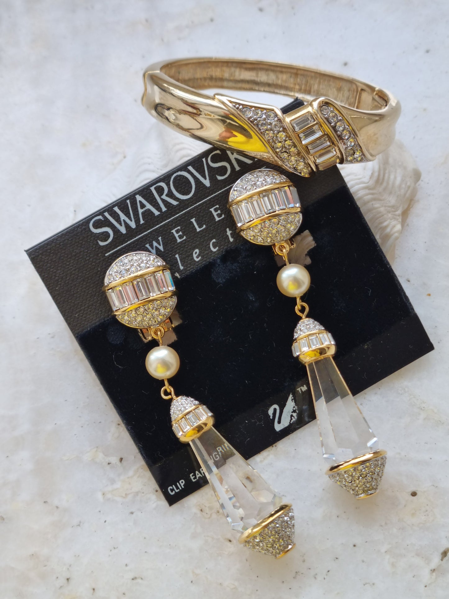 Vintažinė aukso spalvos apyrankė su kristalais