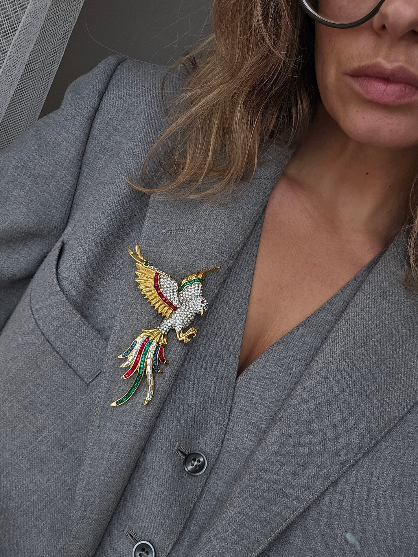 Vintažinė aukso spalvos sagė su žėrinčiais stiklo kristalais papūga