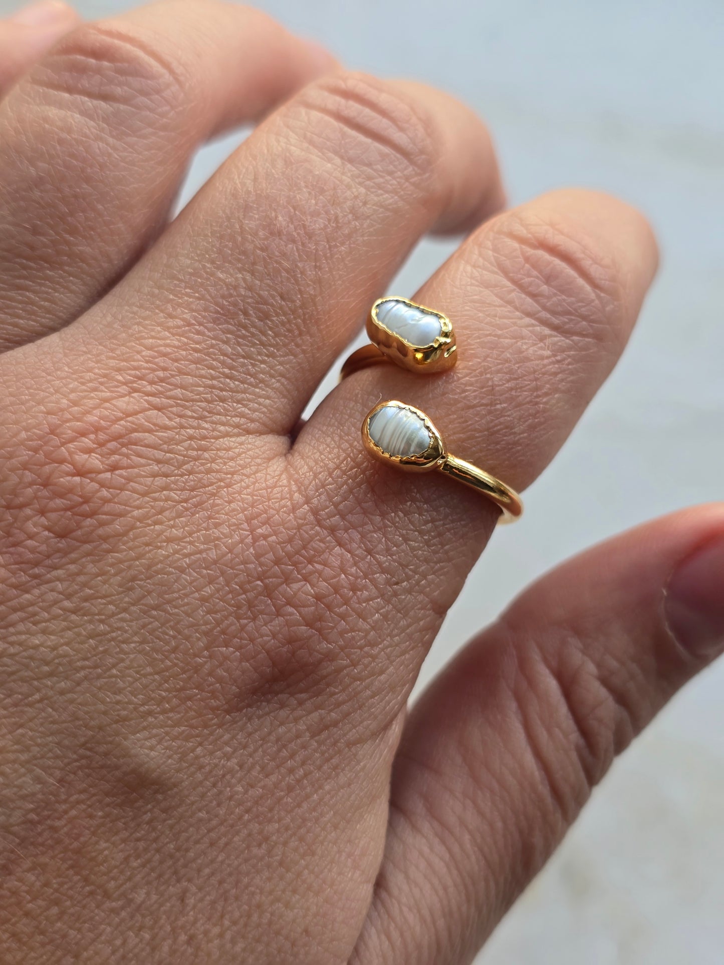 Aukso spalvos žiedelis su perlais