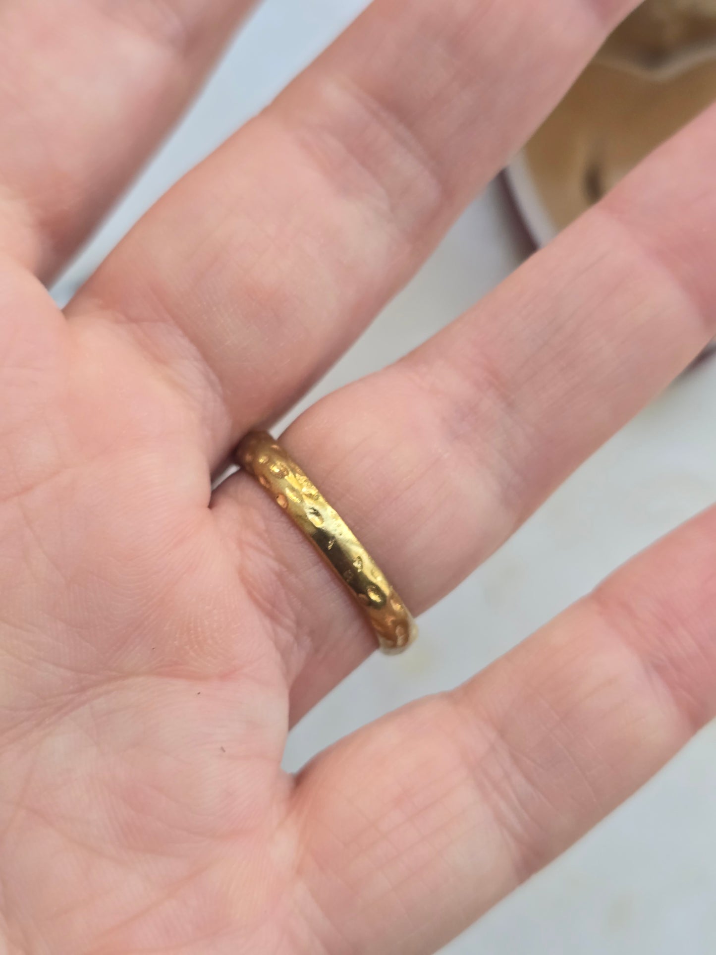 Žalvario spalvos žiedas su skaidriu stiklo kristalu