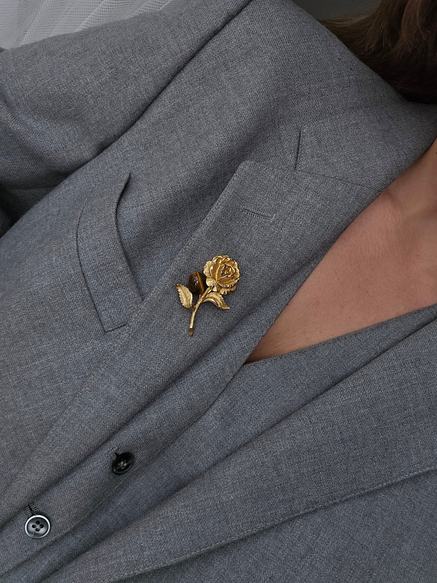 Vintažinė sagė gėlė su tigro akies akmenuku