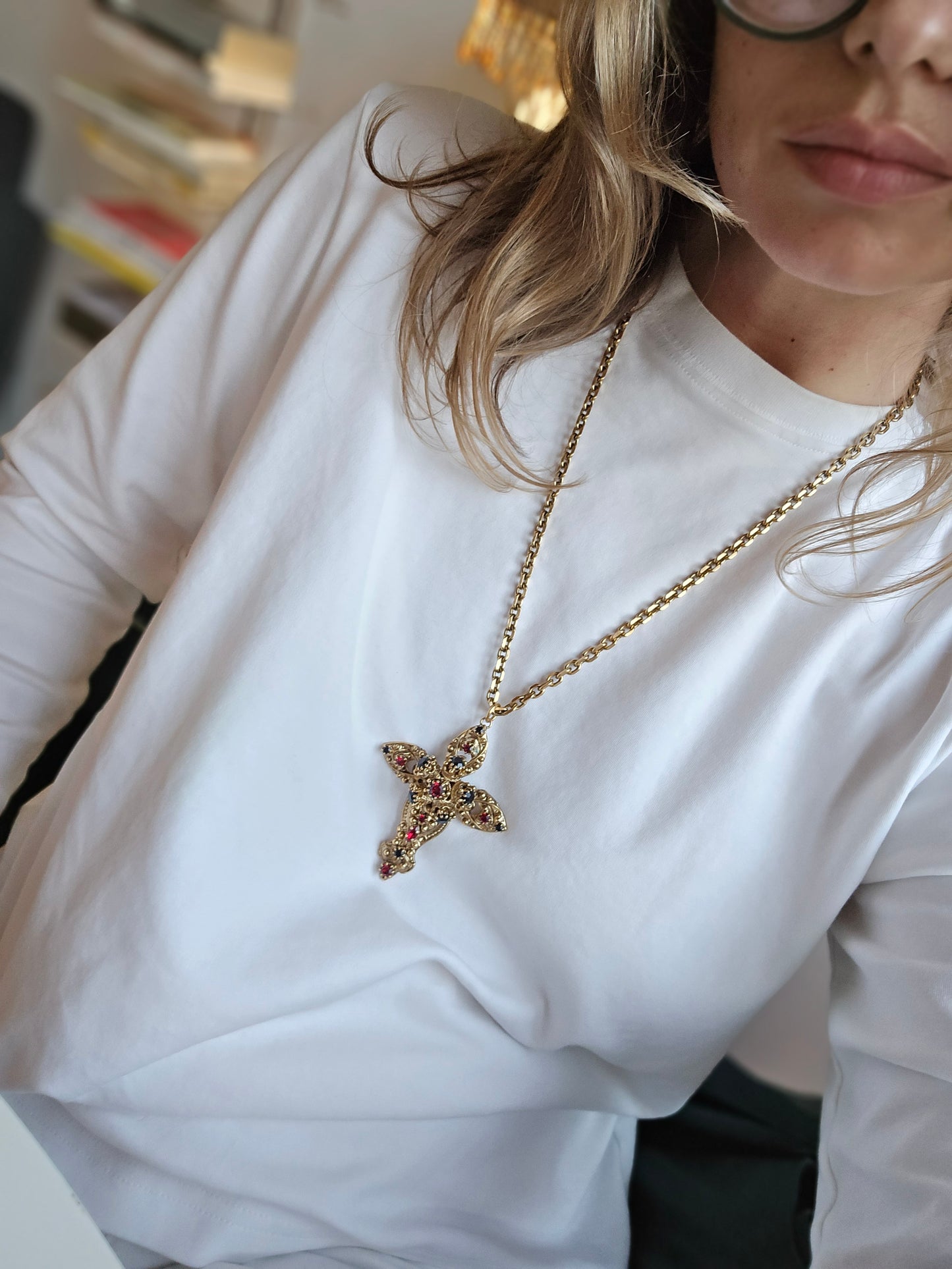 Sendinto aukso spalvos CELESTE g kaklo papuošalas kryžius su vintažiniais stiklo rubino spalvos kristalais