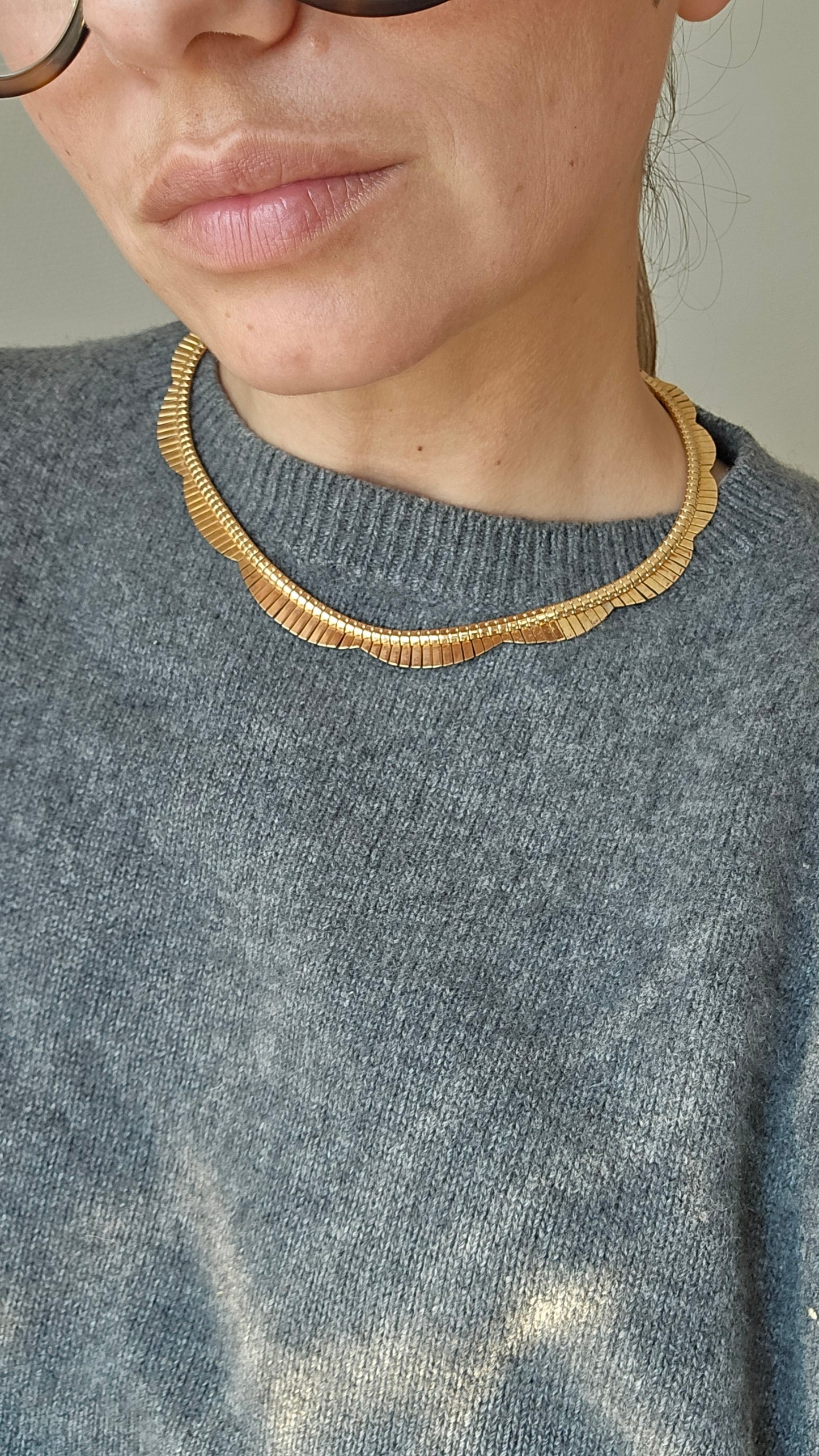 Aukso spalvos kaklo papuošalas