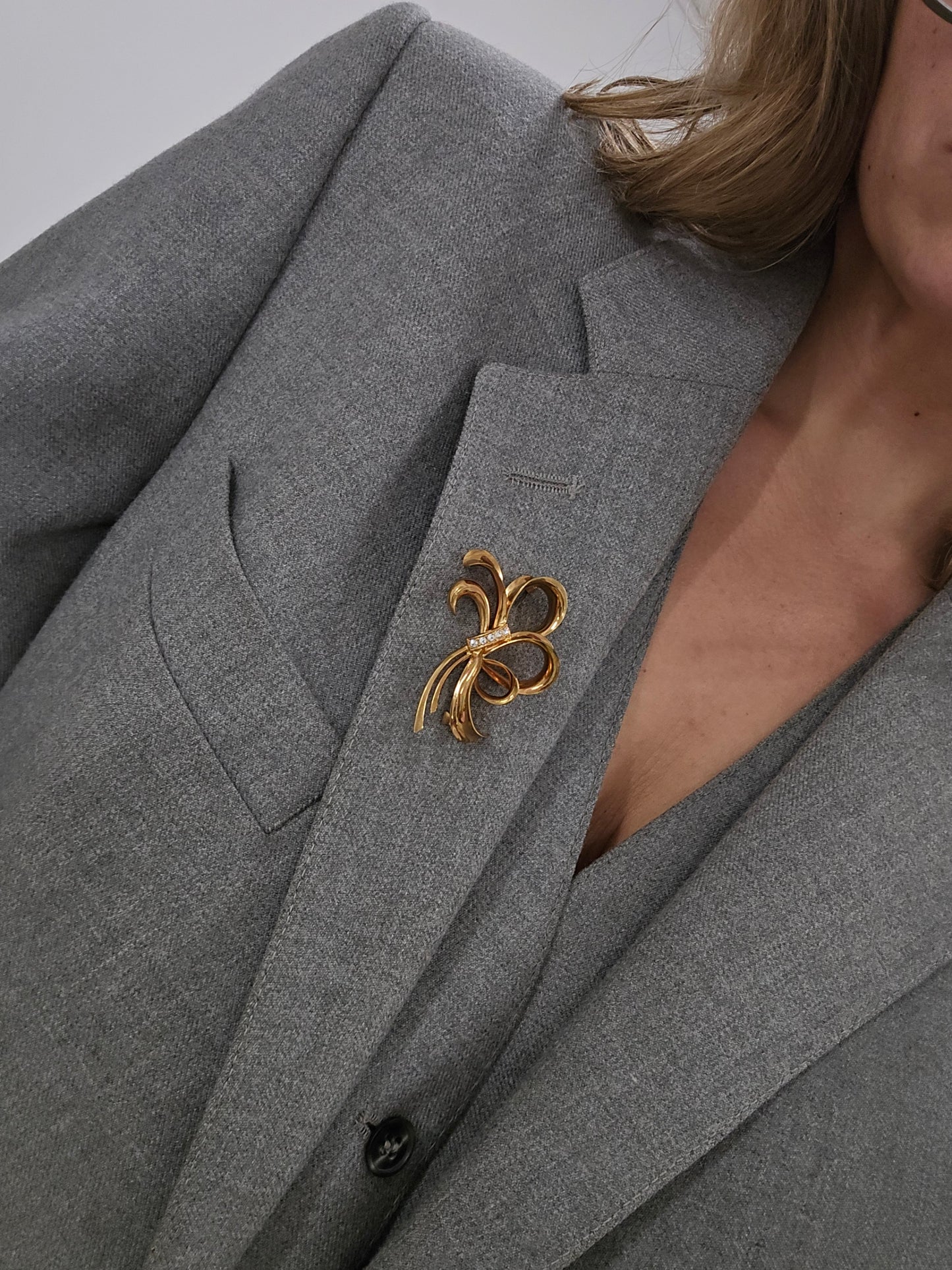 Vintažinė aukso spalvos sagė