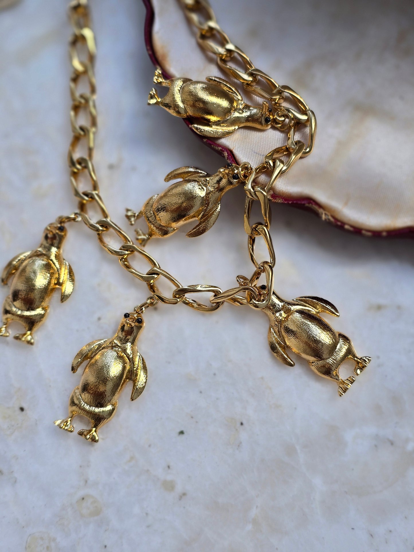 Vintažinis paauksuotas D'Orlan kaklo papuošalas pingvinai