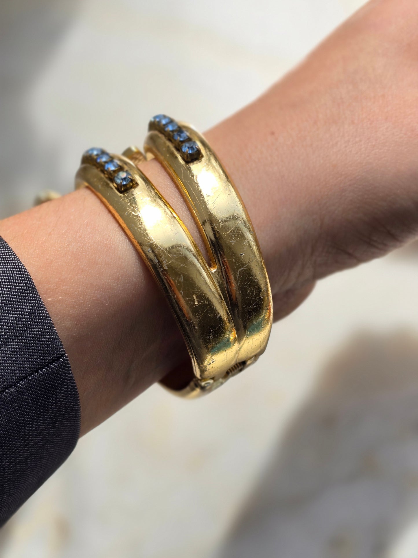 Vintažinė aukso spalvos apyrankė su žydrais stiklo kristalais