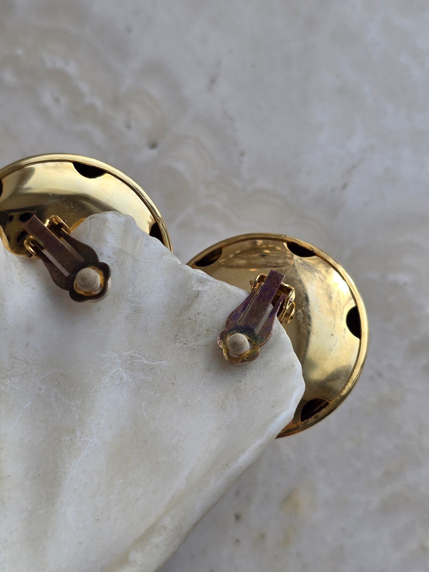 Aukso spalvos lengvi klipsai