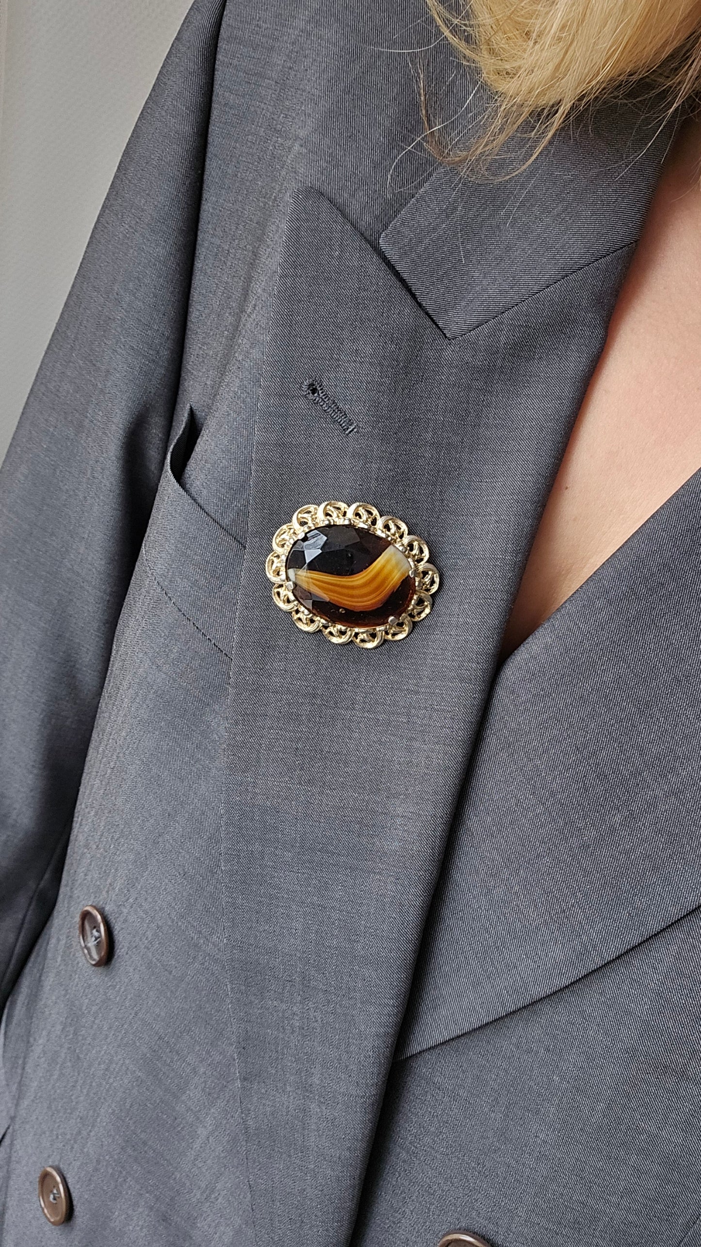 Vintažinė sagė su stiklo kristalu