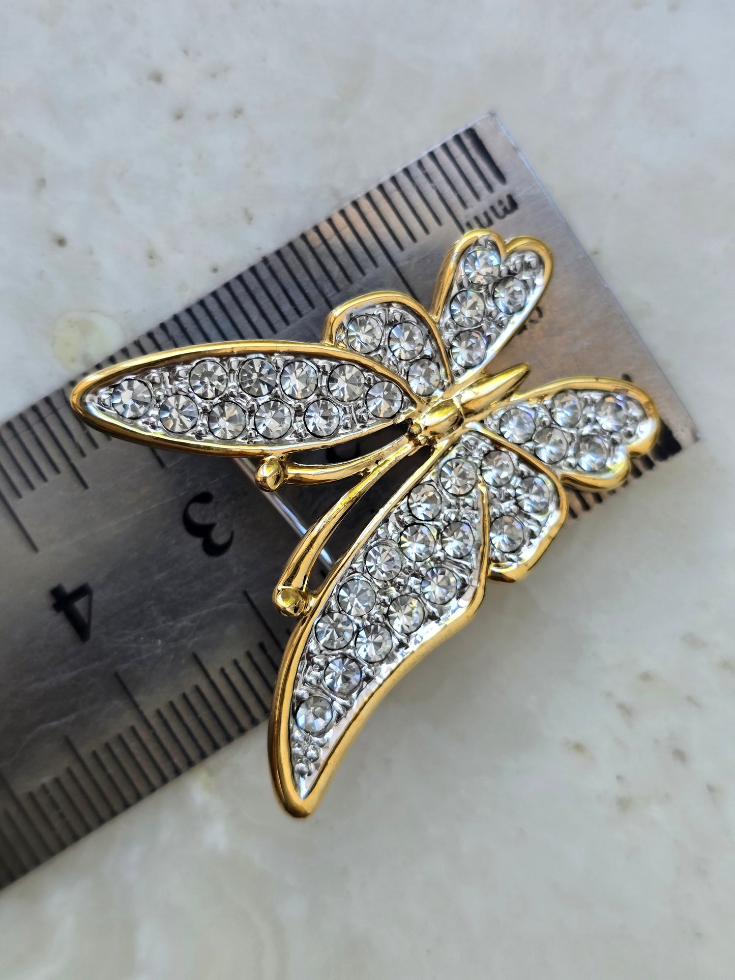 Sagė drugelis su kristalais