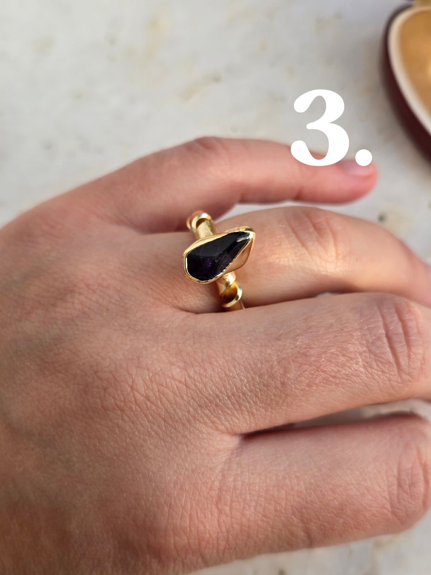Aukso spalvos žiedas su ametisto akmenuku