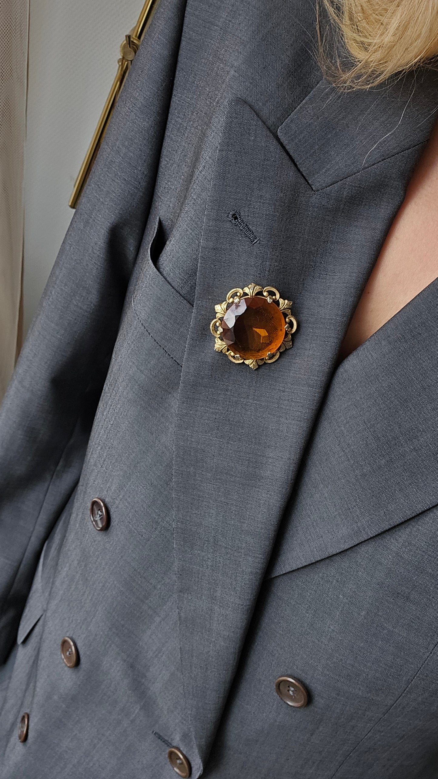 Vintažinė Sphinx sagė su stiklo kristalu