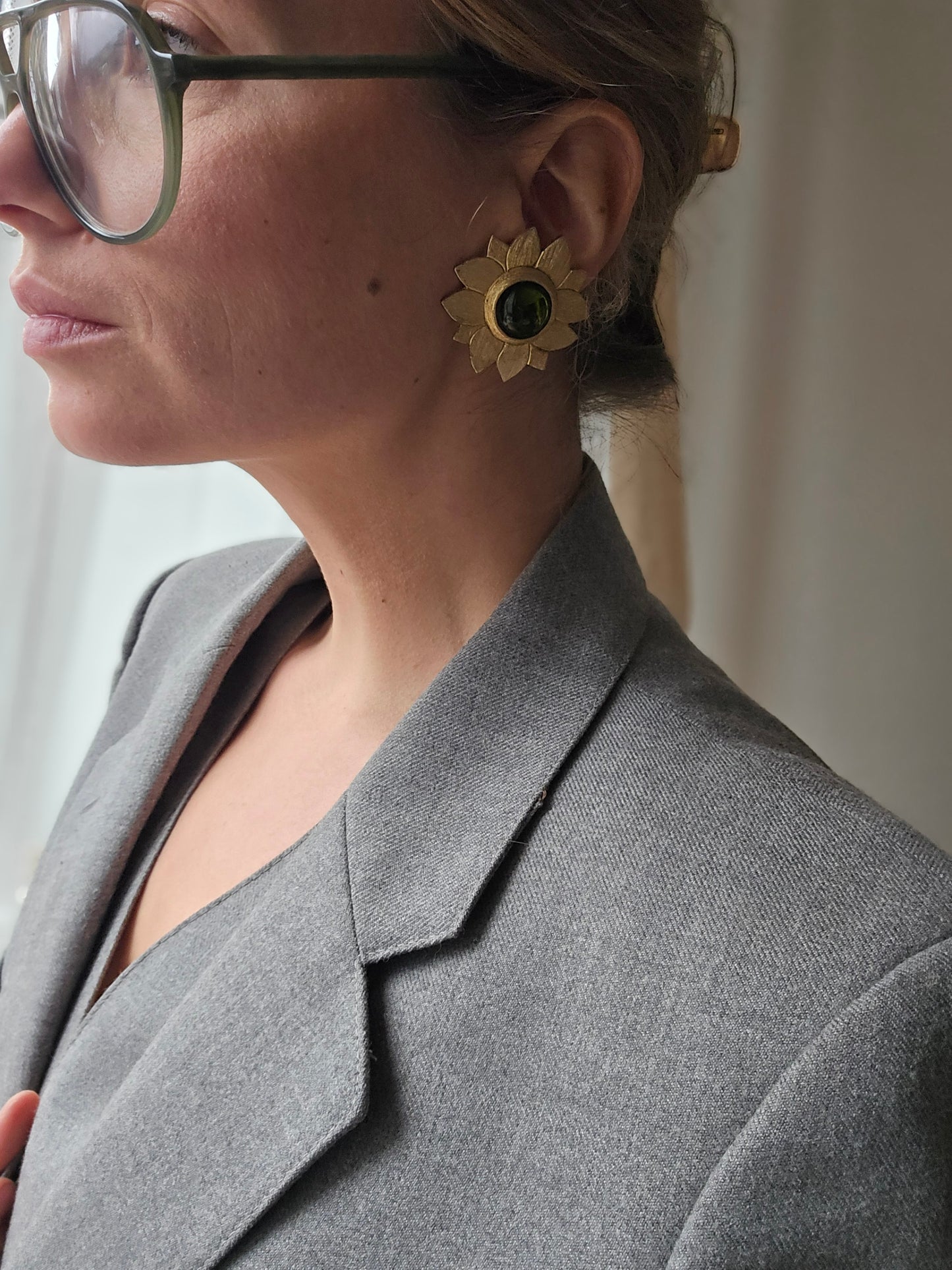 Vintažiniai matinio aukso spalvos klipsai su stiklo kabošonu