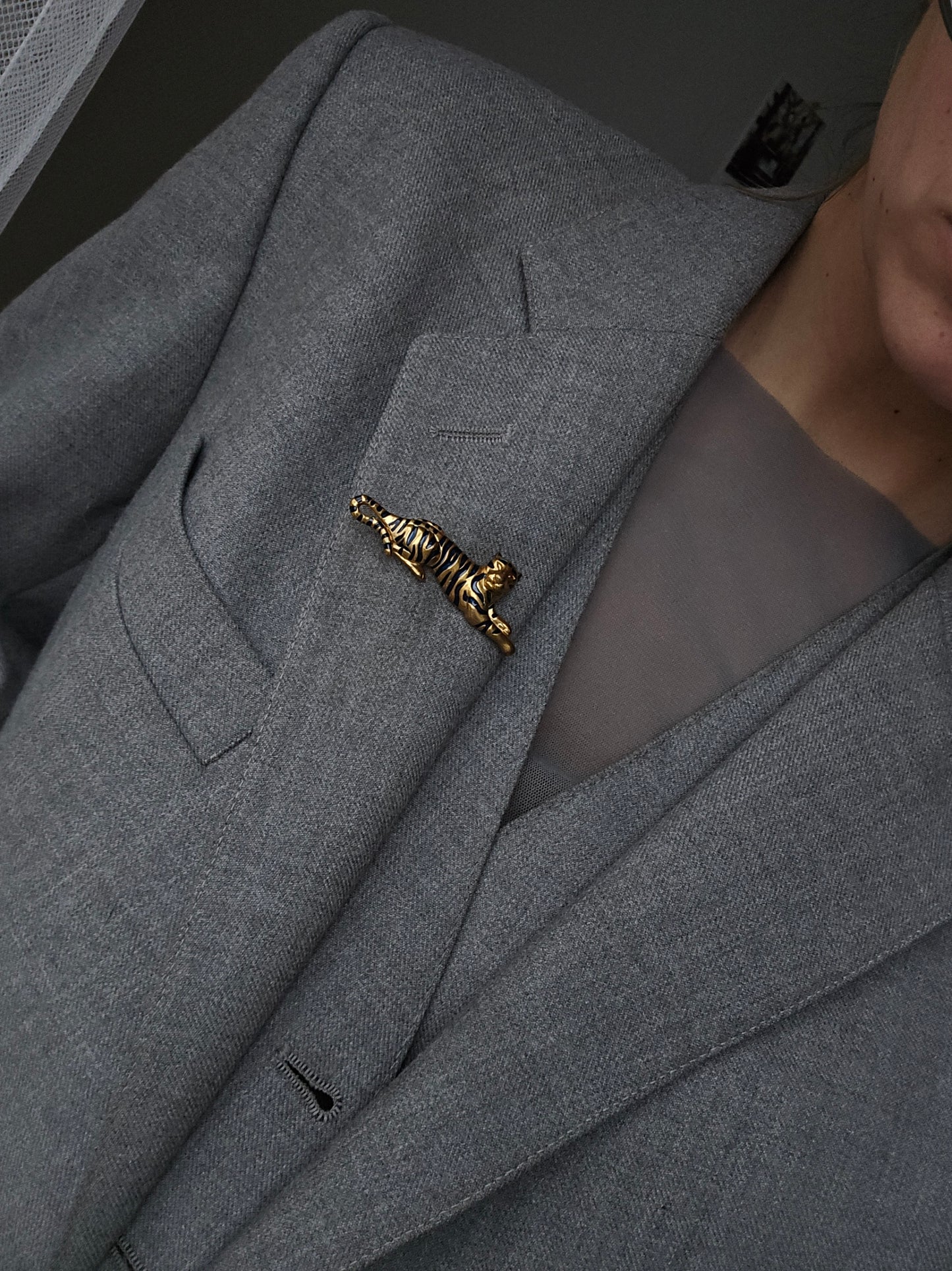 Vintažinė aukso spalvos sagė tigras su emale