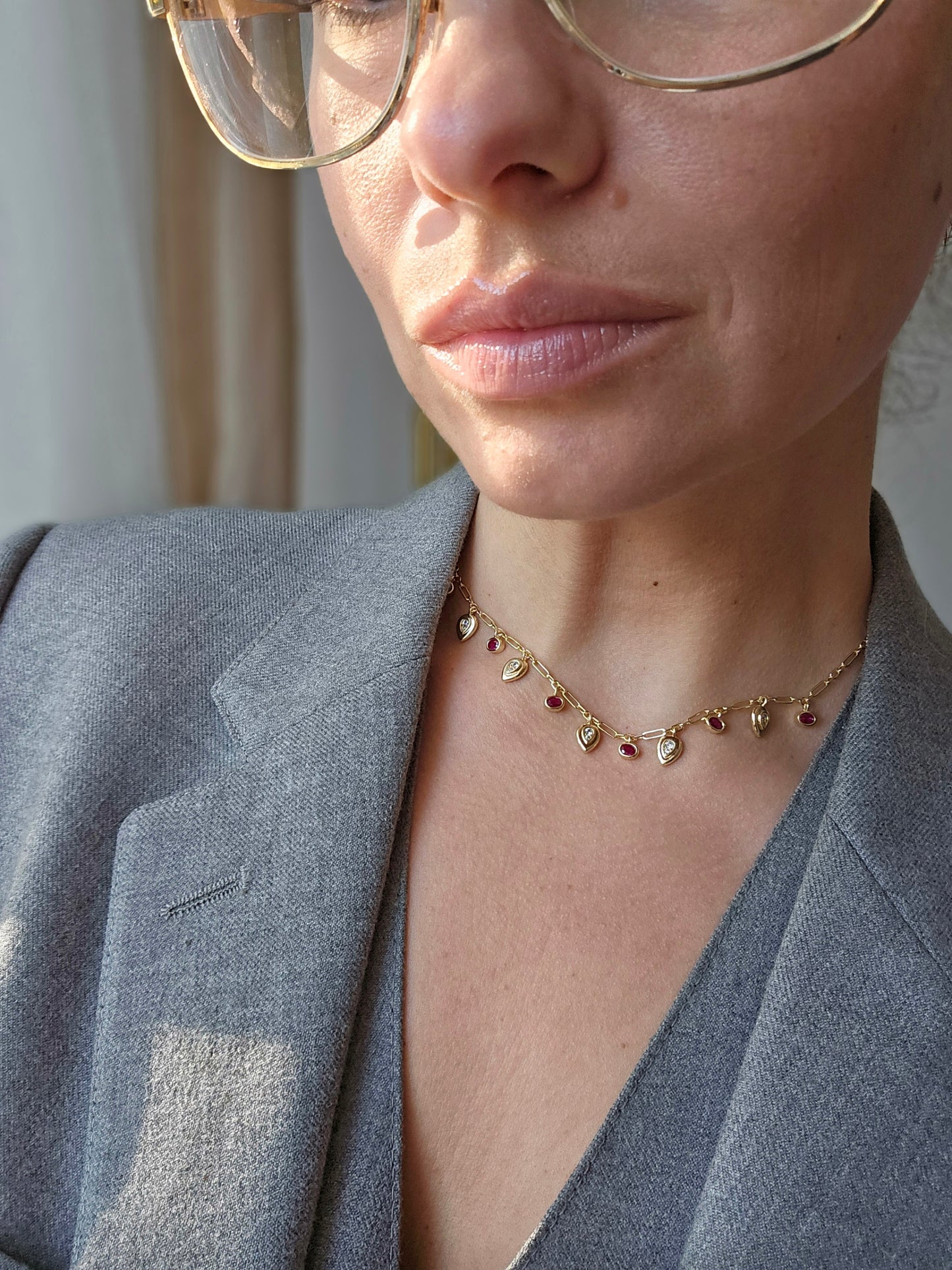 Aukso spalvos kaklo papuošalas su cirkonio kristalais