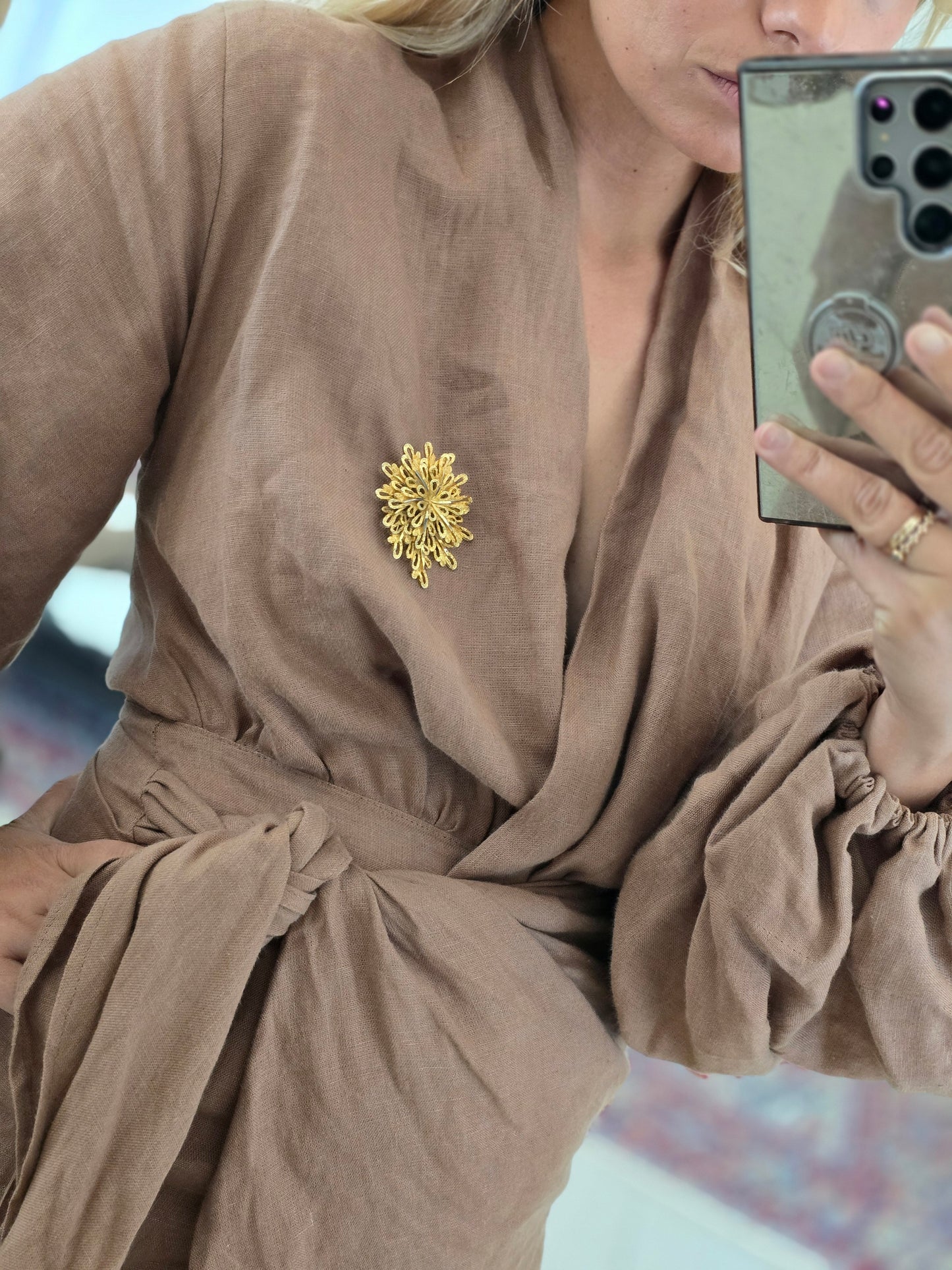 Vintažinė aukso spalvos sagė