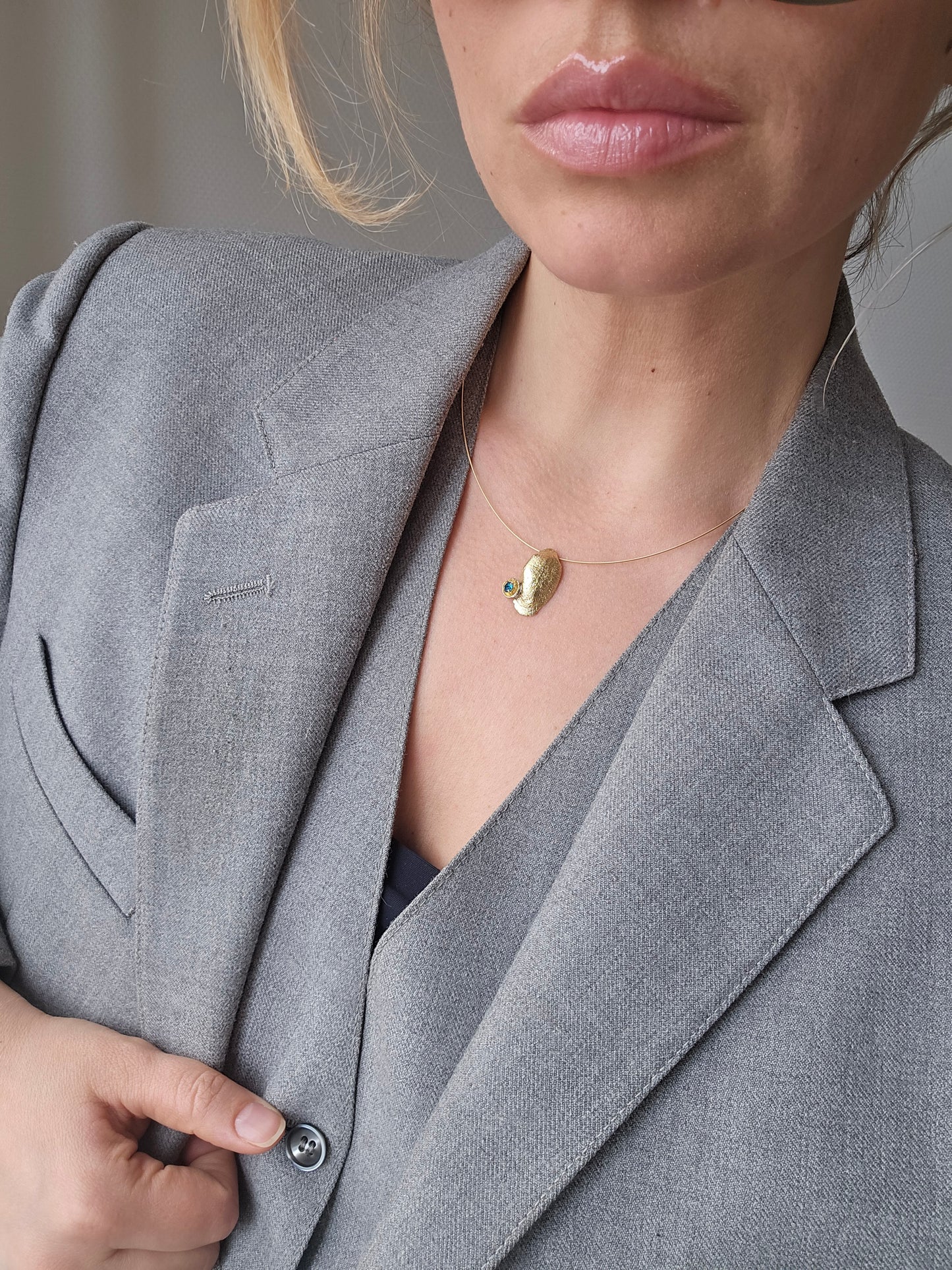 Aukso spalvos KALLIOPE kaklo papuošalas kriauklė su mėlynos spalvos stiklo kristalu