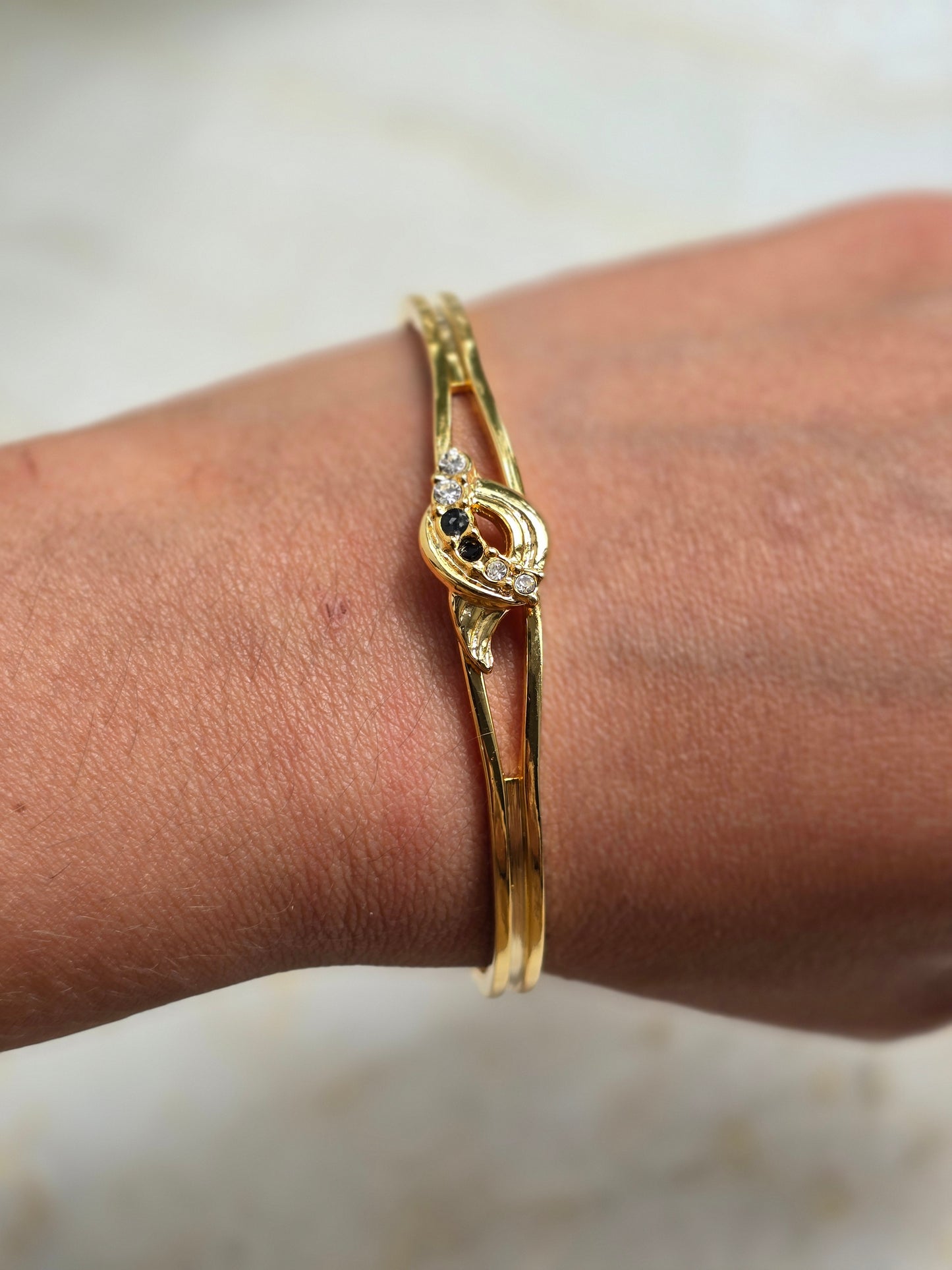 Aukdo spalvos apyrankė