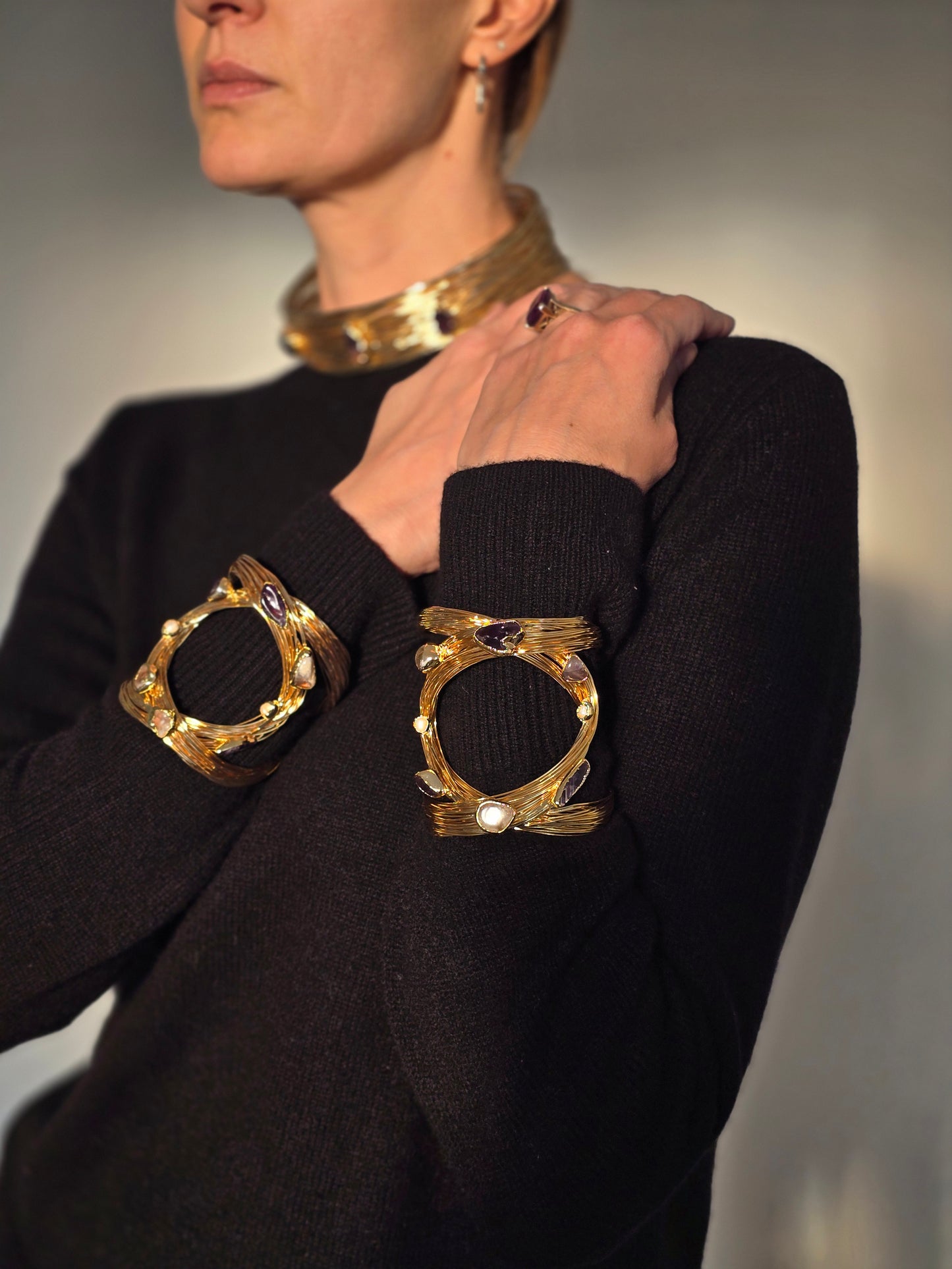 Aukso spalvos apyrankė su natūraliais akmenėliais