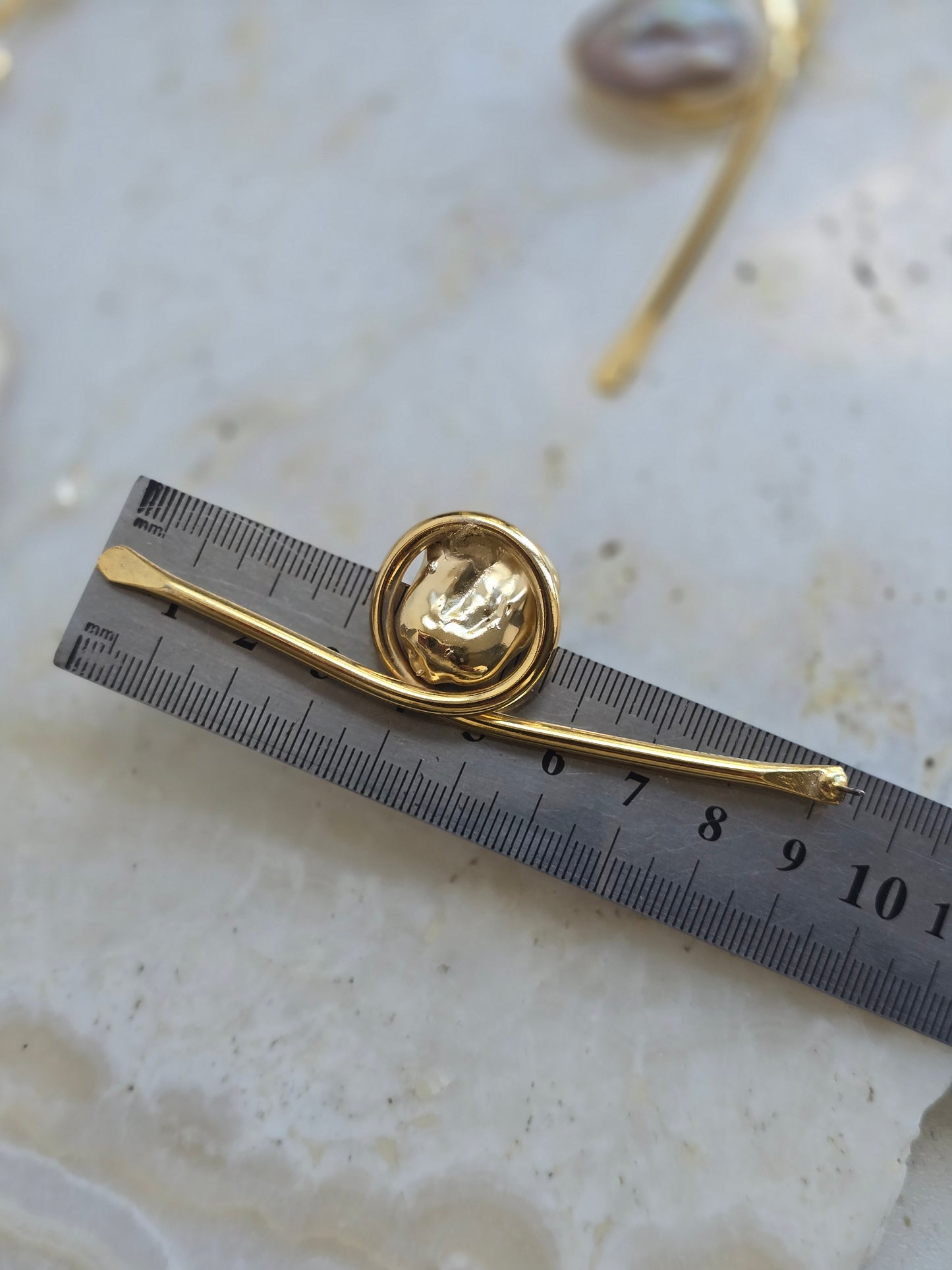 Aukso spalvos ilgi auskarai su natūraliais perlais