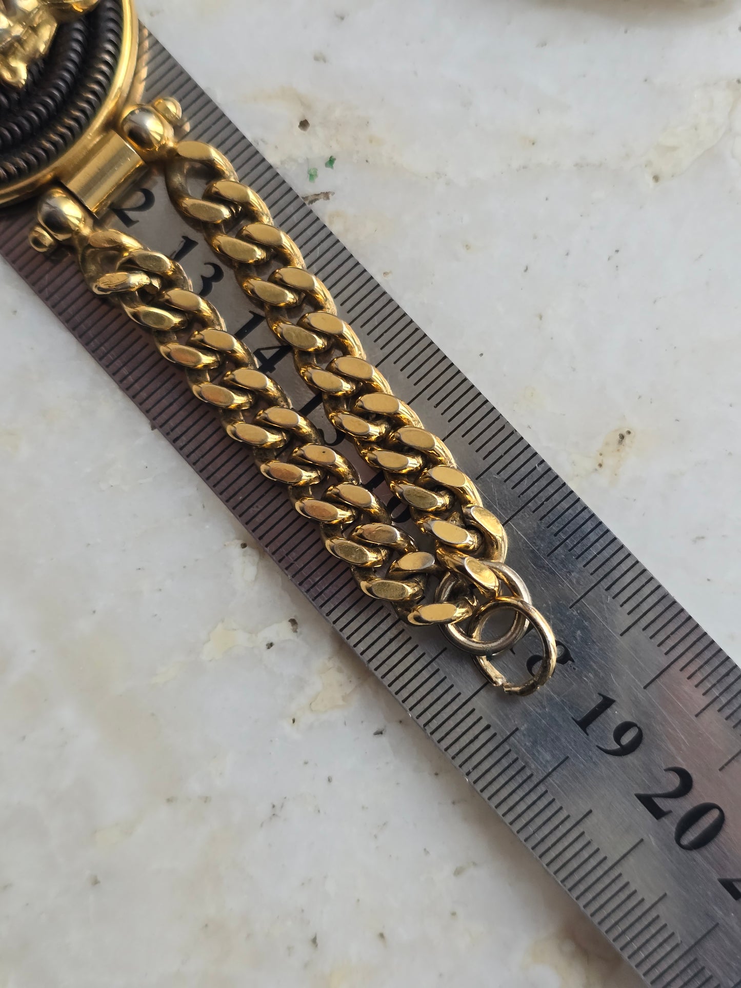 Vintažinė aukso spalvos apyrankė žmogus su turbanu