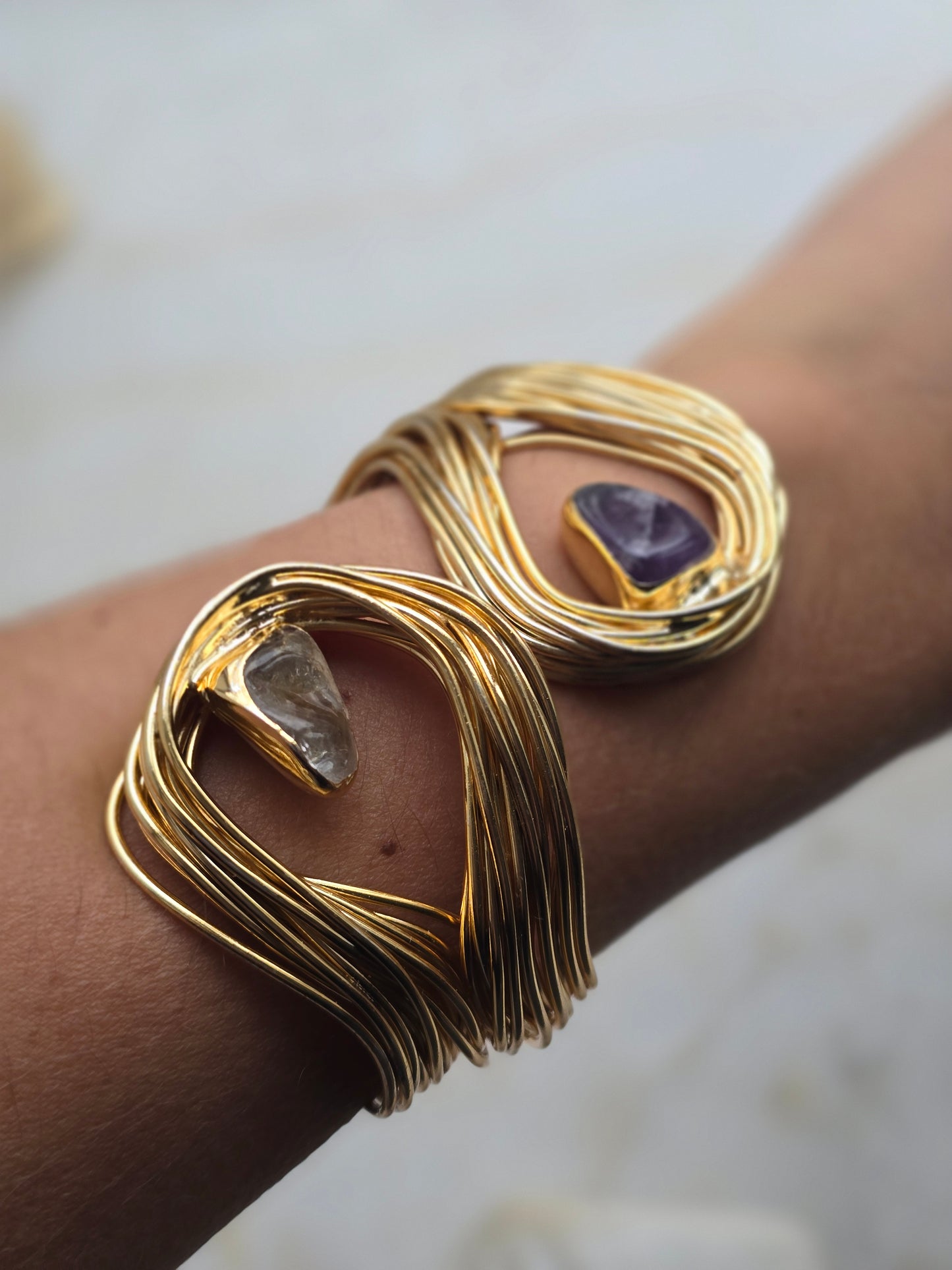 Aukso spalvos apyrankė su natūraliais ametisto ir dūminio kvarco akmenėliais