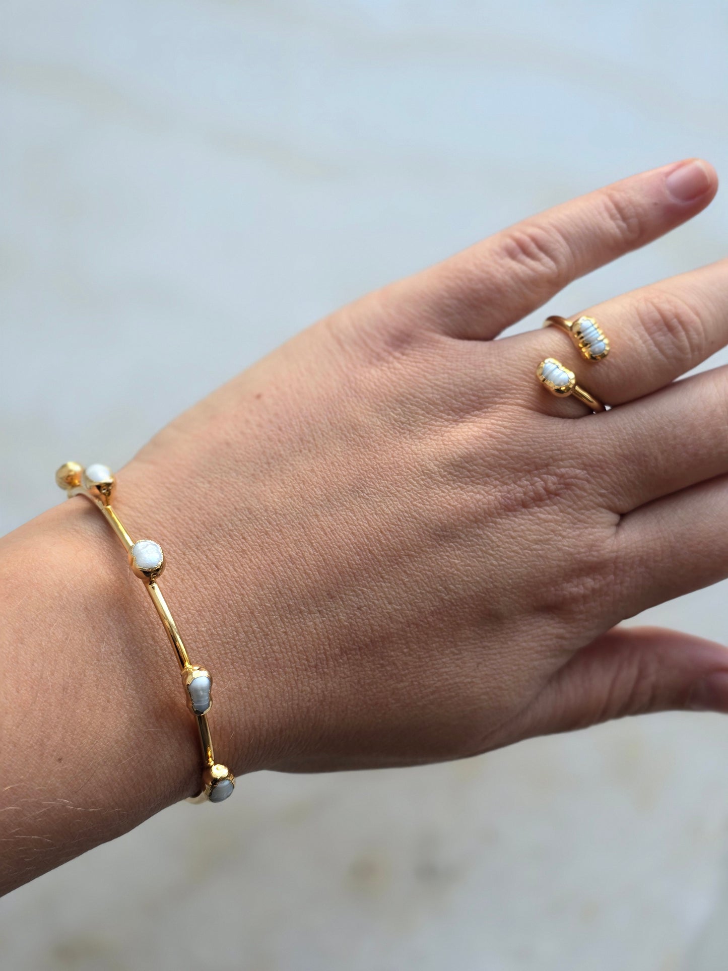 Aukso spalvos apyrankė su upiniais perliukais