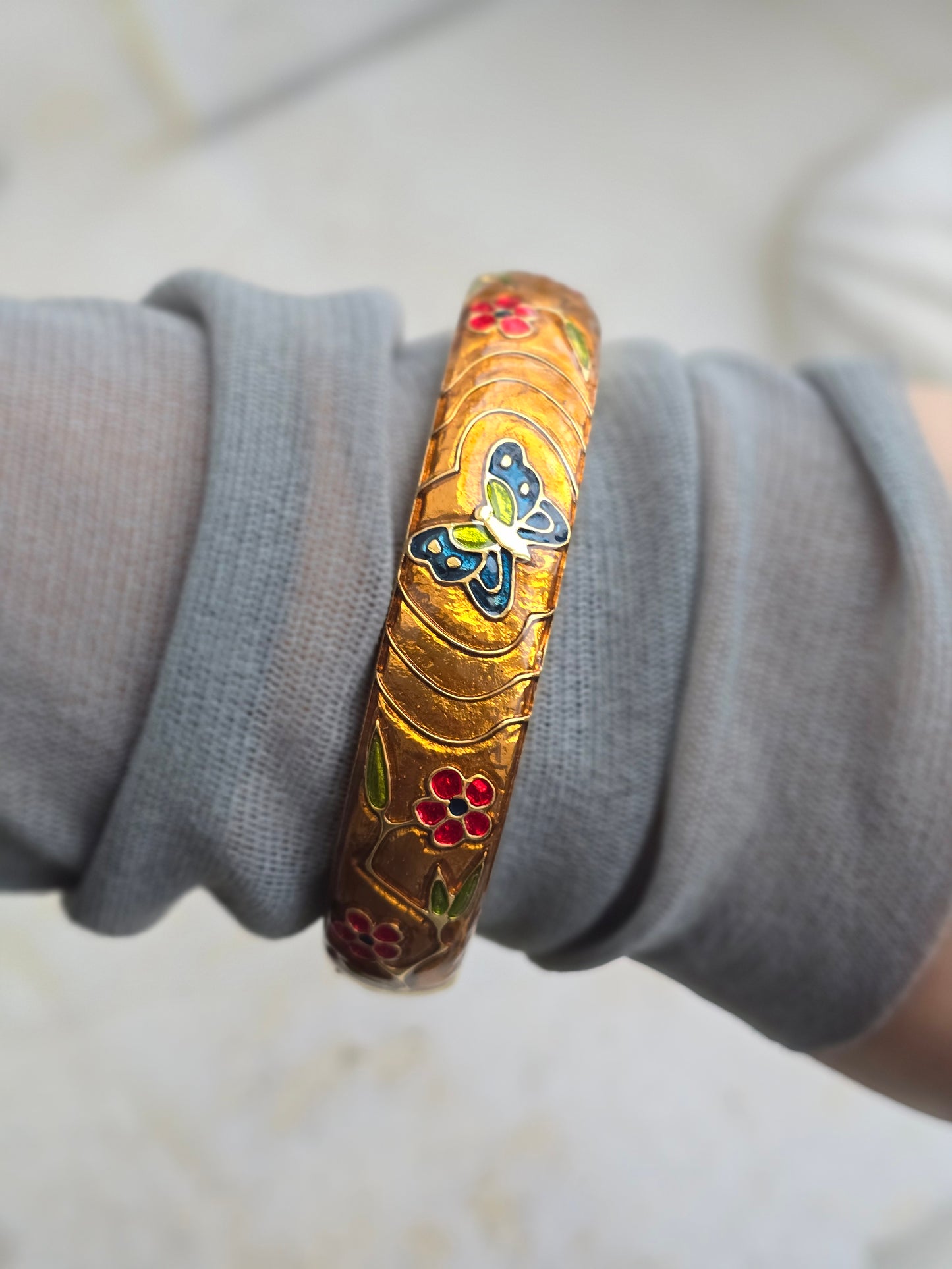 Aukso spalvos JOAN RIVERS apyrankė su emale originalioje dėžutėje