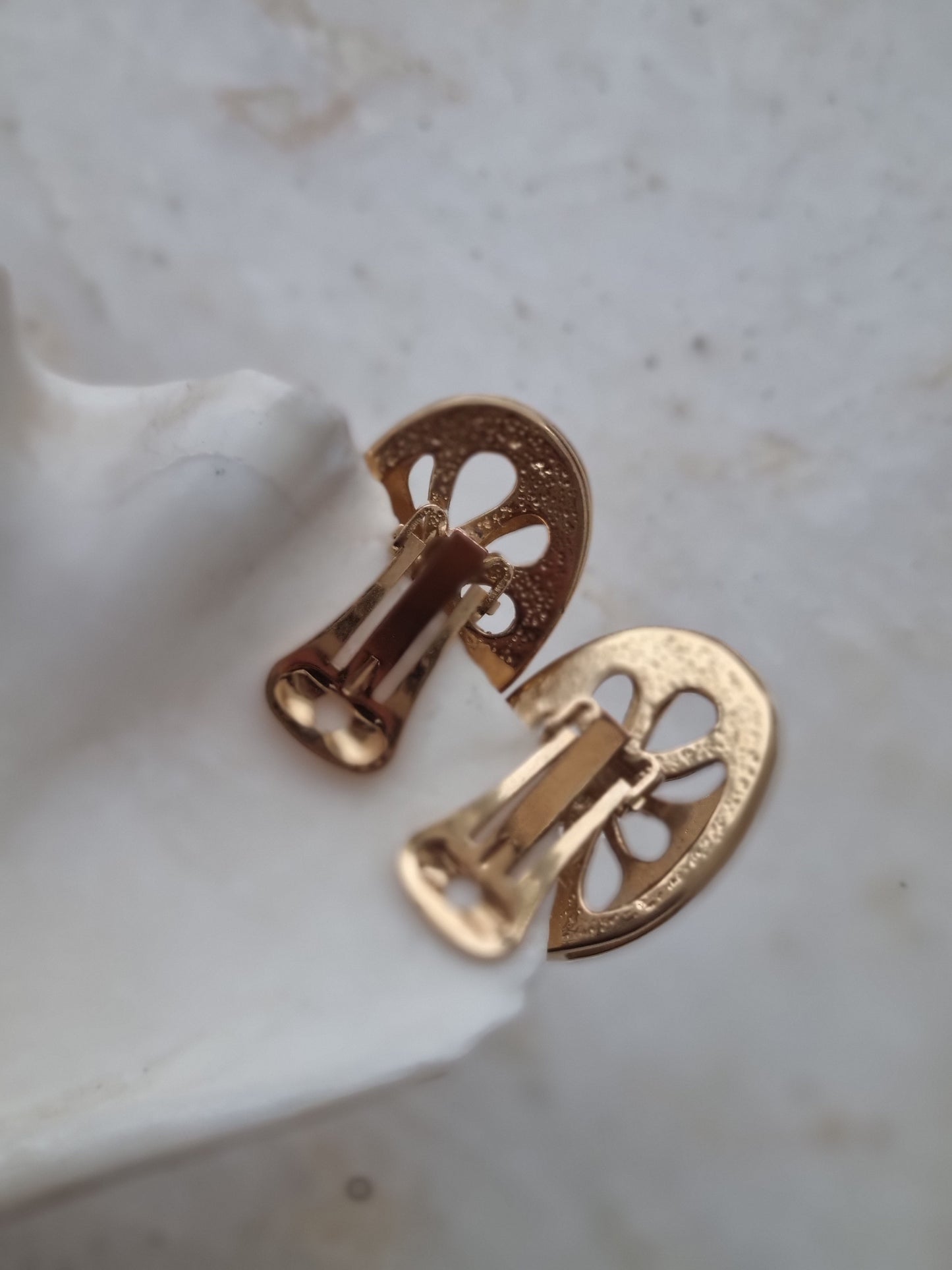 Vintažiniai aukso spalvos klipsai