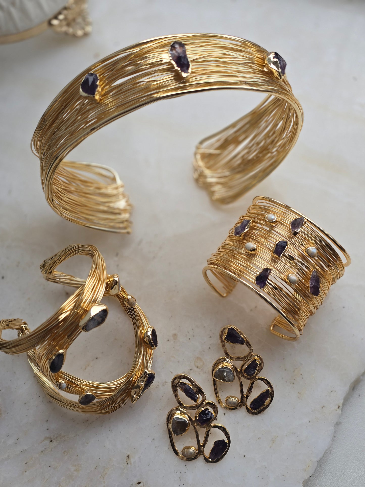 Aukso spalvos kaklo su natūraliais akmenėliais