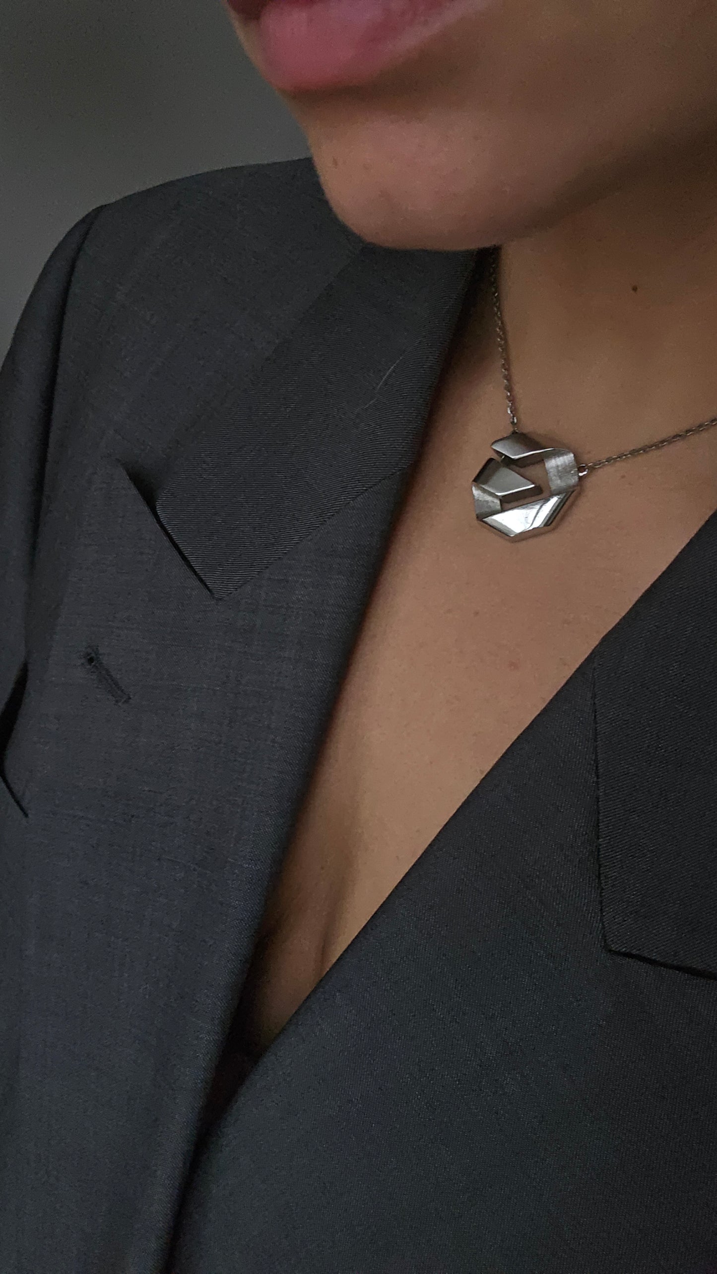 Vintažinis 1977m. Sidabro spalvos Givenchy kaklo papuošalas