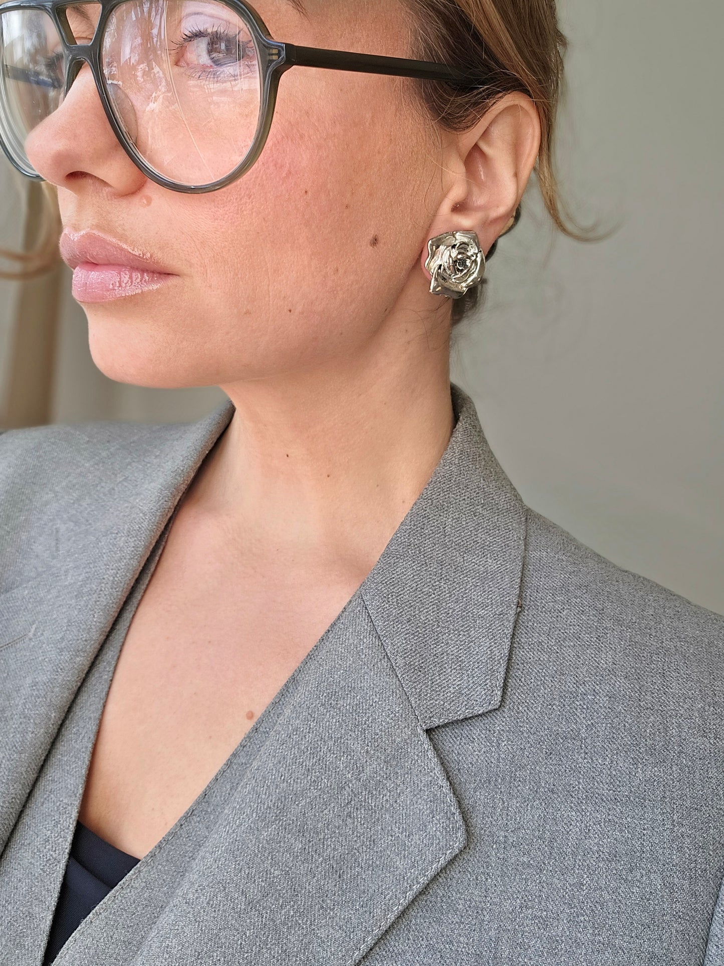 Sidabro spalvos auskarai rožės