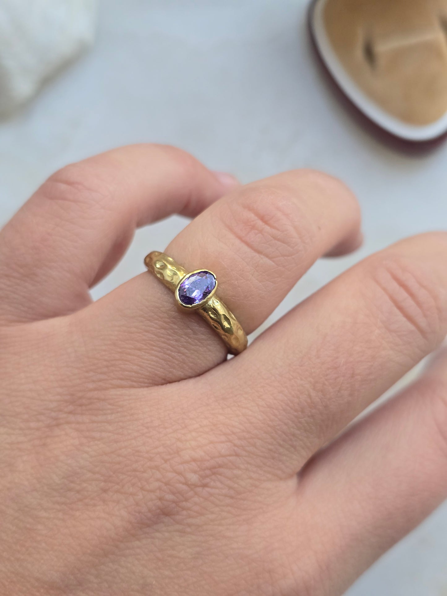 Žalvario spalvos žiedas su violetiniu stiklo kristalu