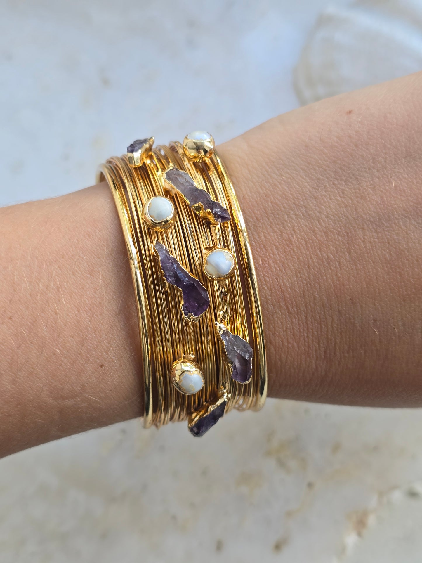 Aukso spalvos apyrankė su natūraliais perlais ir ametistais