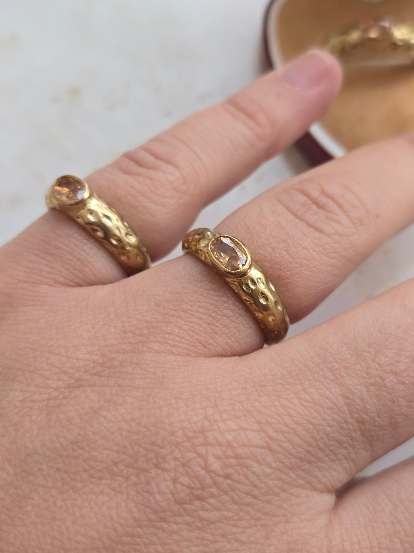 Žalvario spalvos žiedas su stiklo kristalu