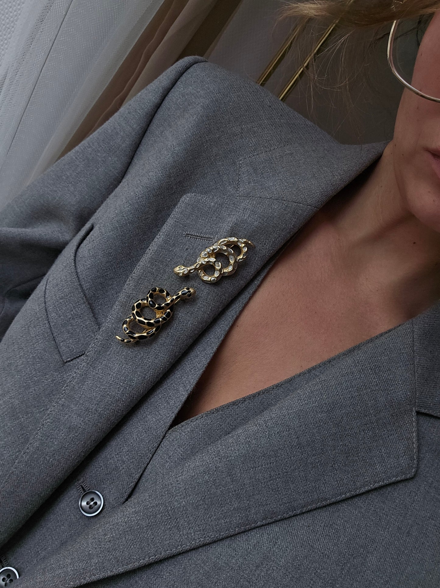 Aukso spalvos sagė su emale