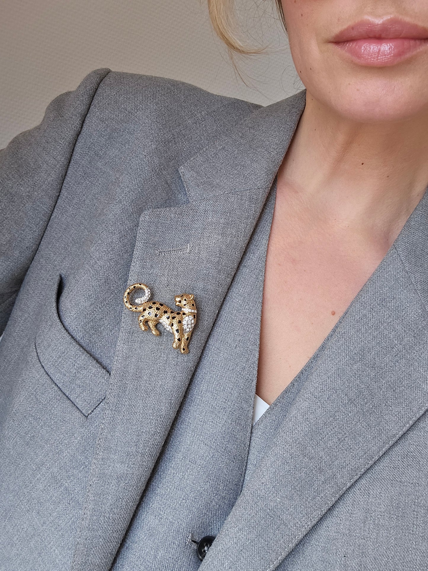 Vintažinė aukso spalvos sagė leopardas