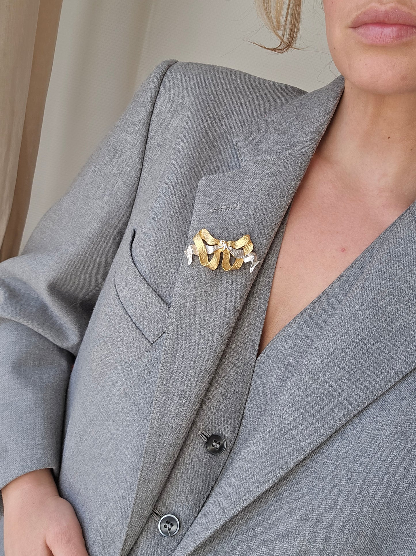 Vintažinė NINA RICCI sagė bantukas