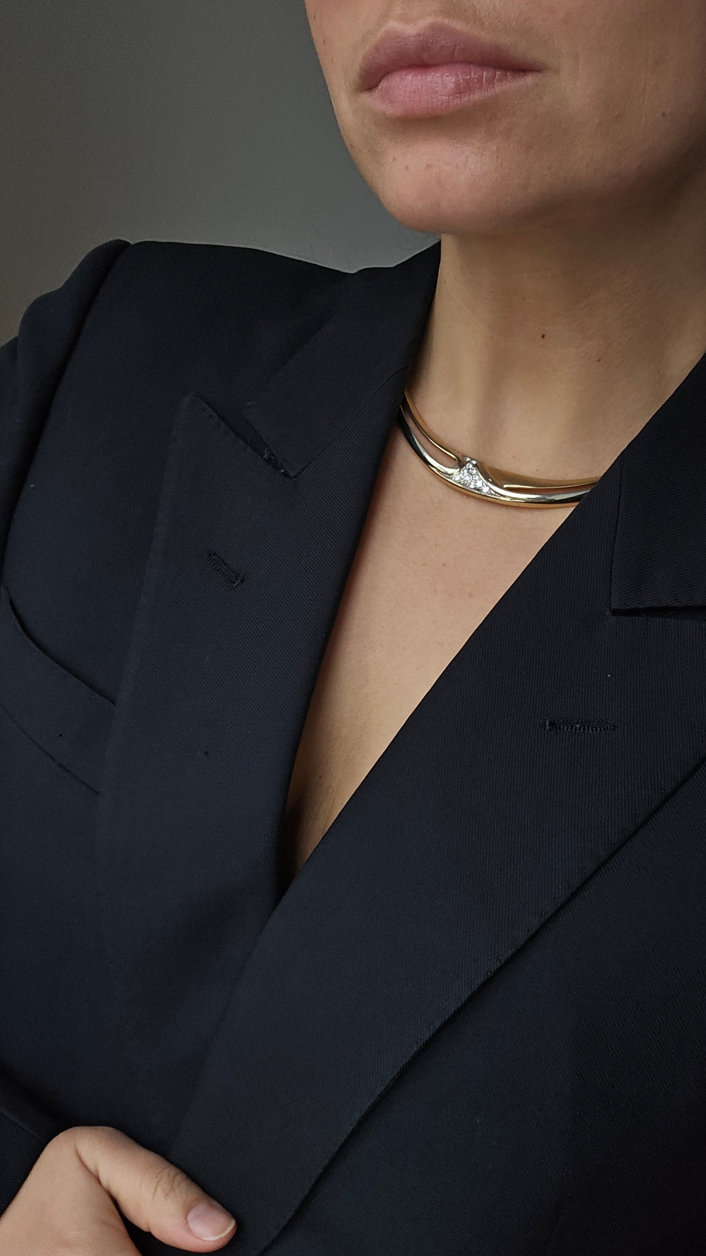 Vintažinis kaklo papuošalas su mažais kristalais