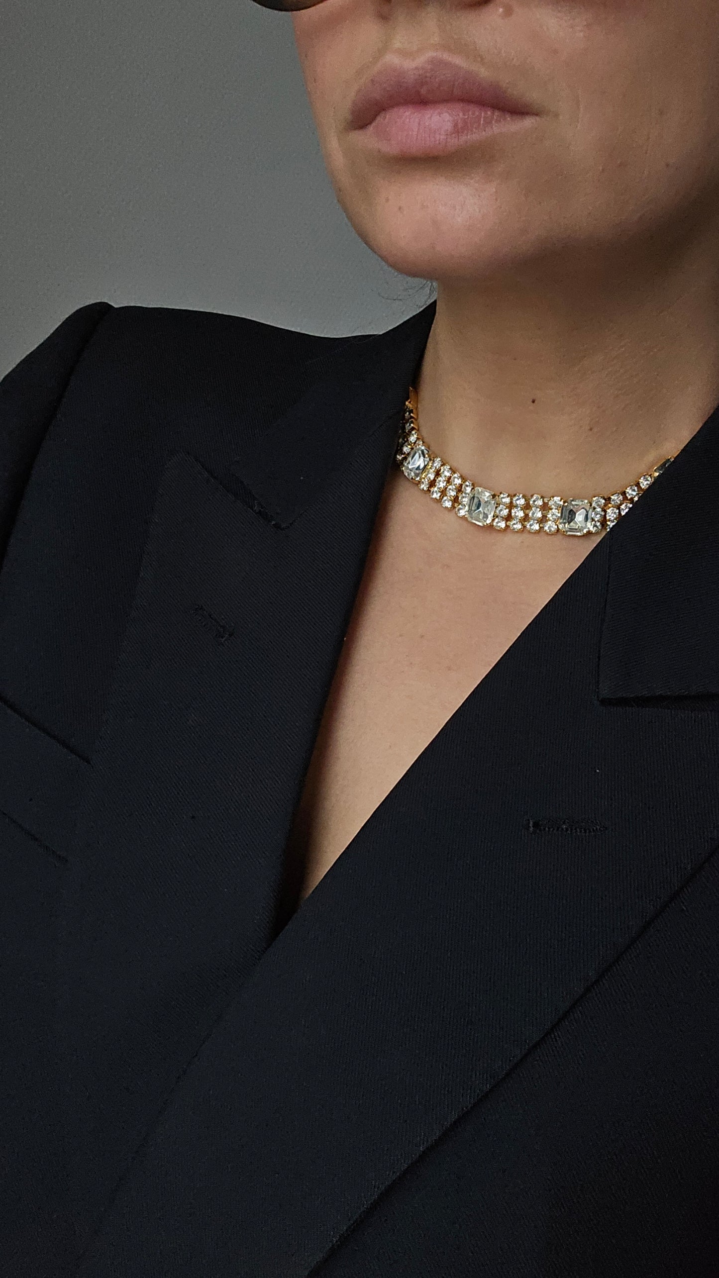 Aukso spalvos kaklo papuošalas su stiklo kristalais