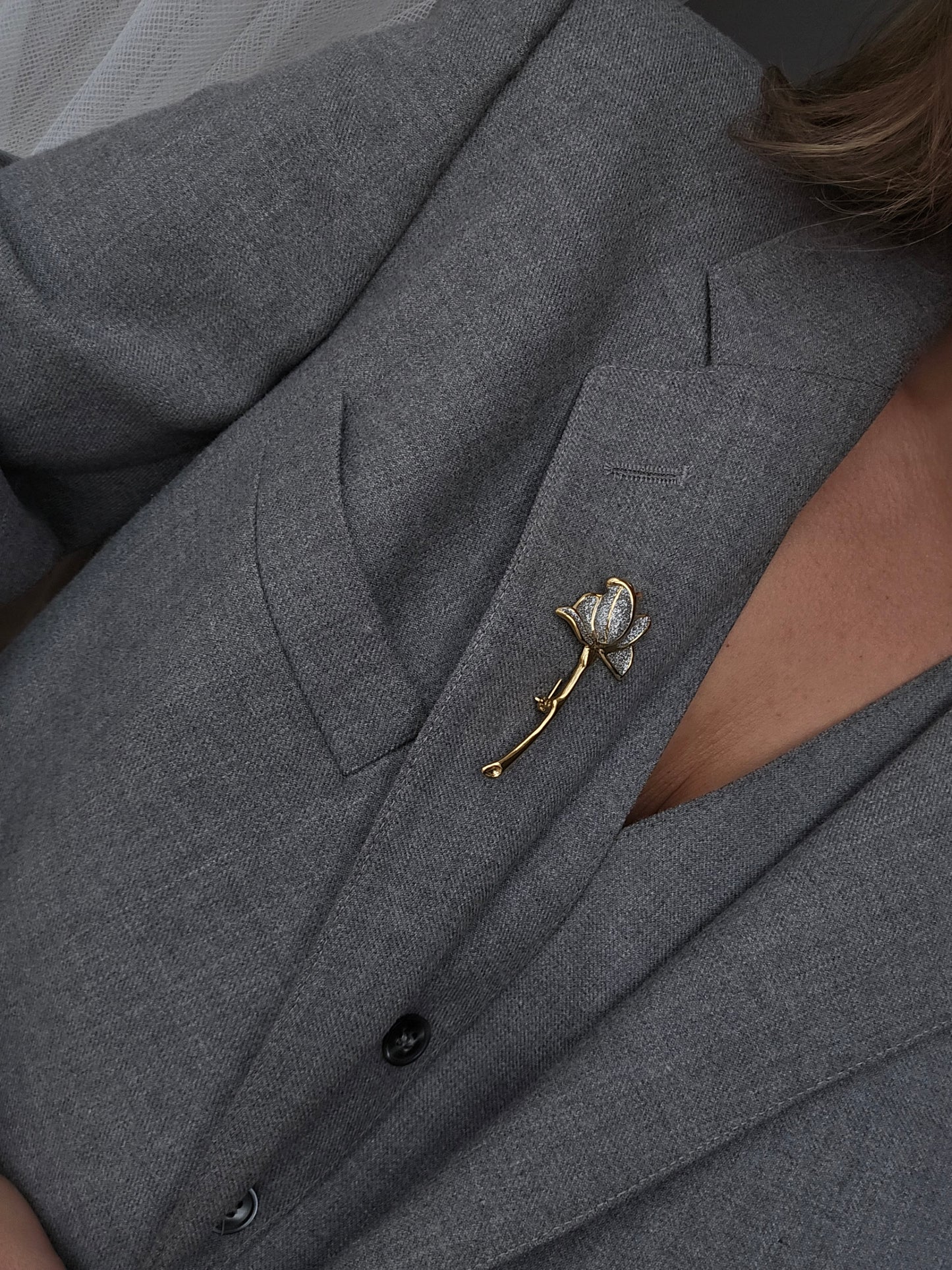 Ausko spalvos sagė rožė