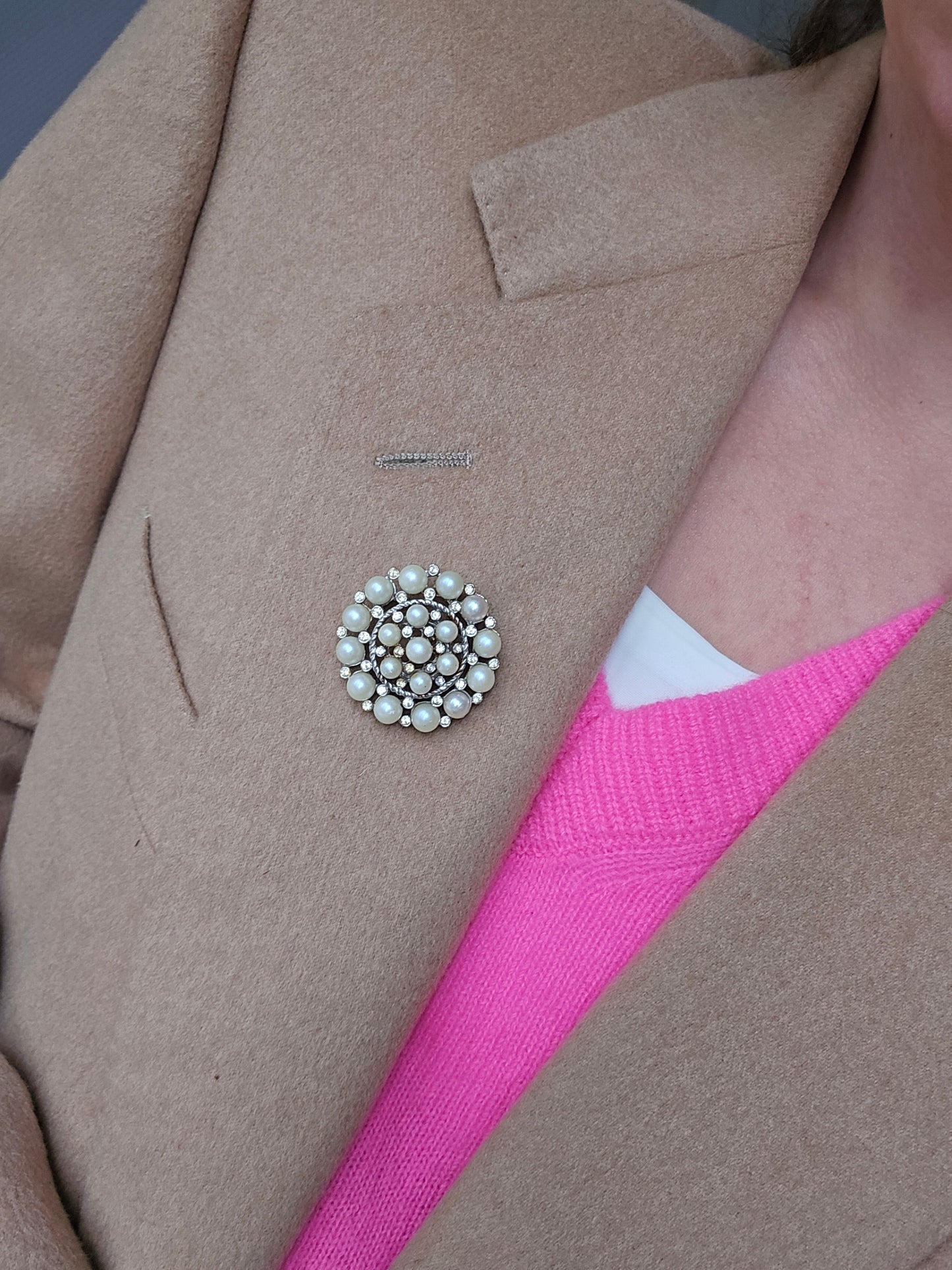 Vintažinė Sarah Coventry sagė su akriliniais perliukais