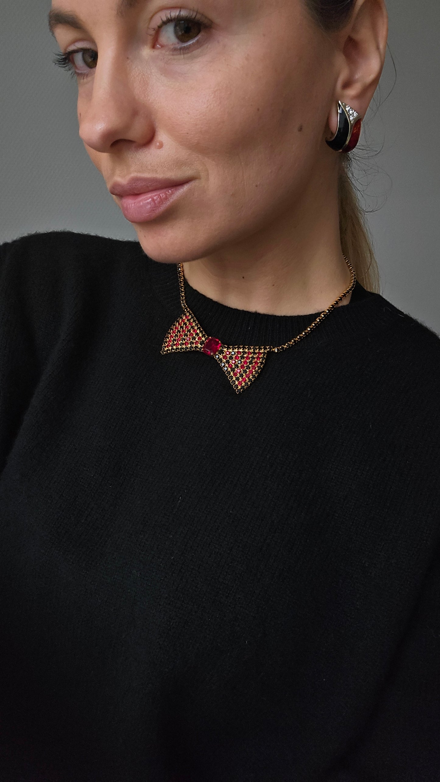 Kaklo papuošalas bantukas su juodais ir raudonais kristalais