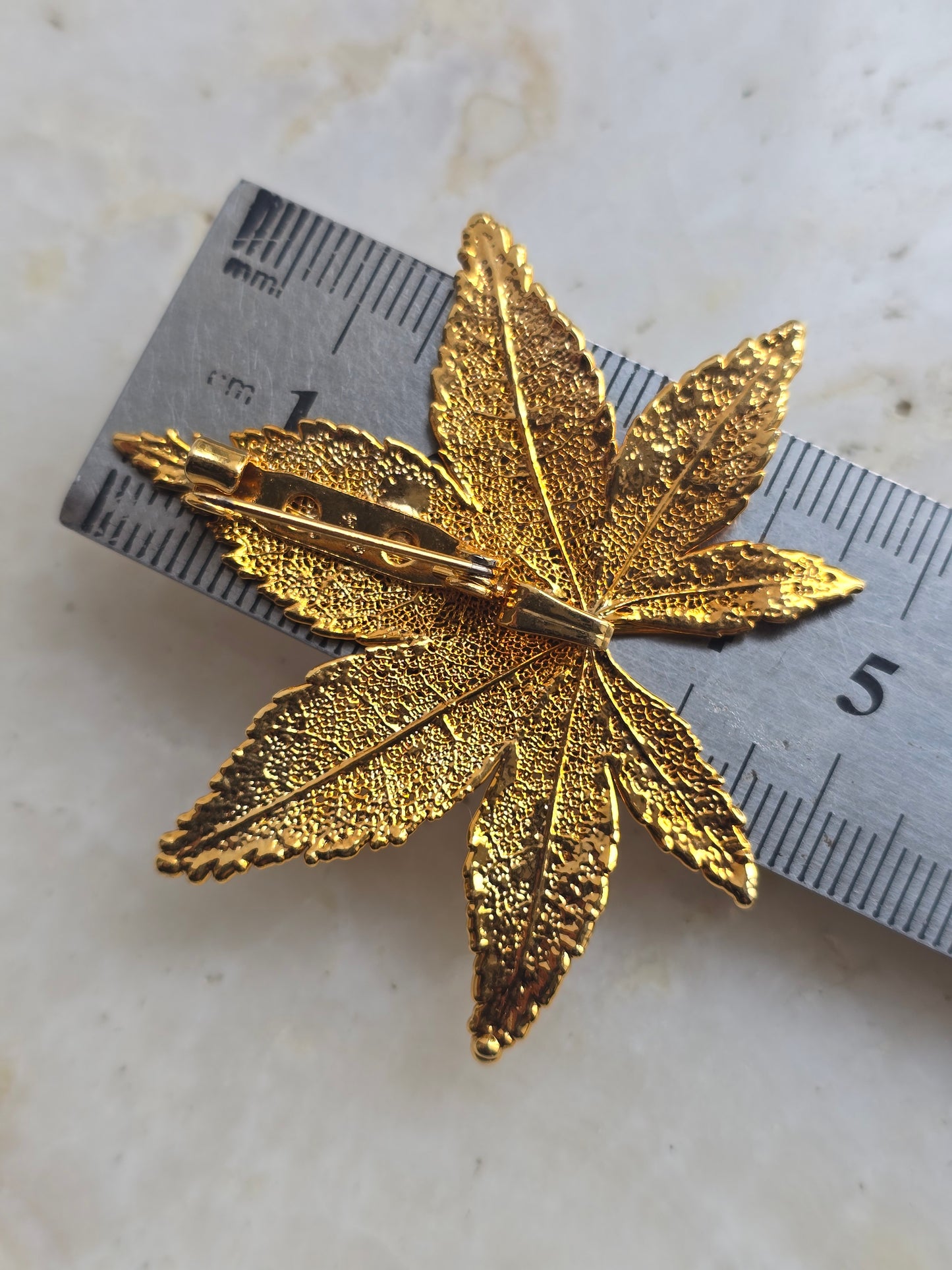 Tikras galvanizuotas kanapės augalo lapelis