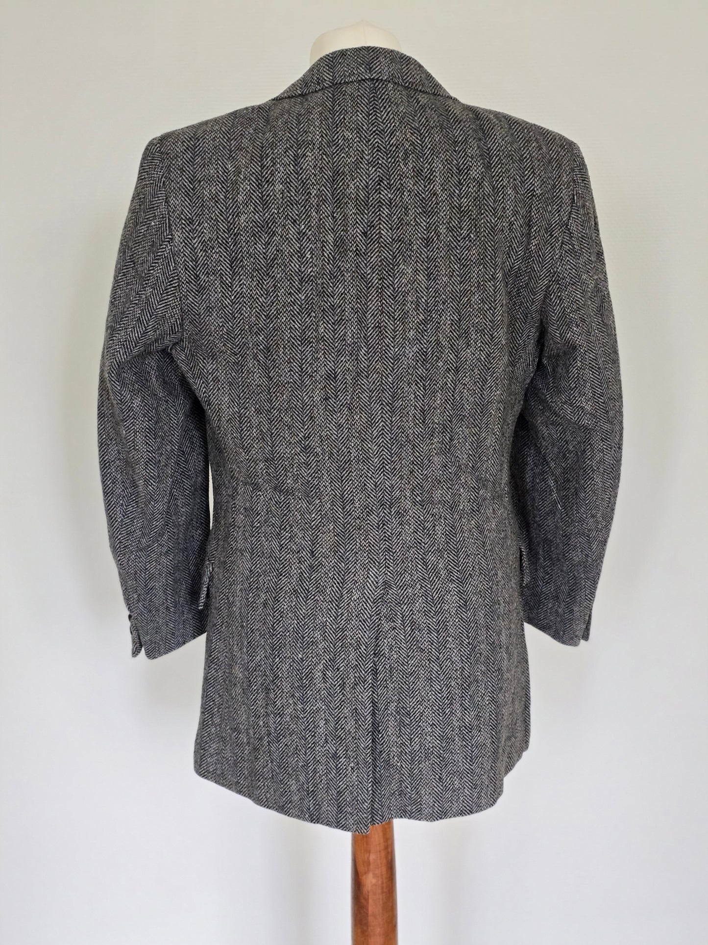 Prailginto modelio įliemenuotas vilnonis švarkas