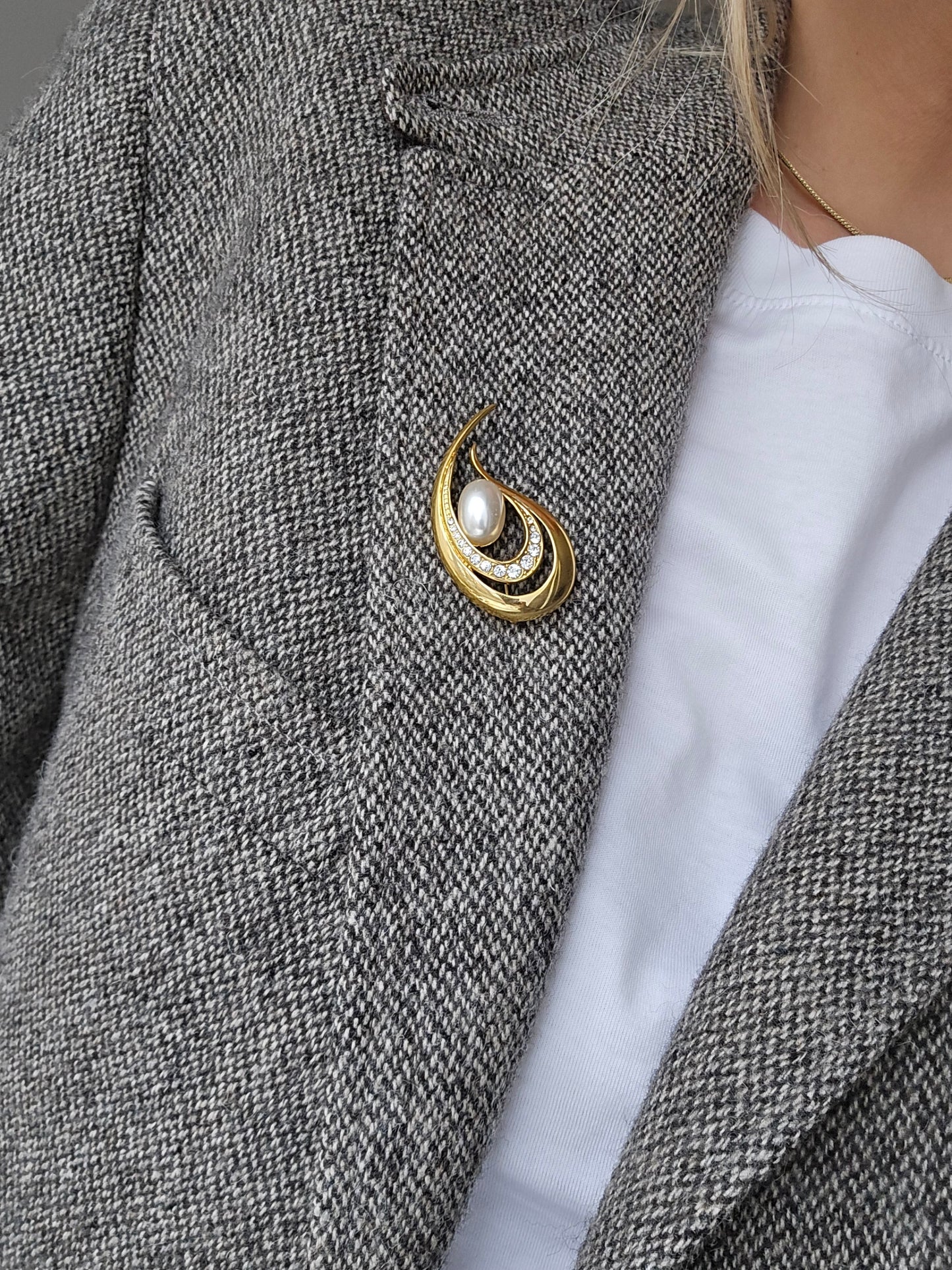 Vintažinė aukso spalvos sagė