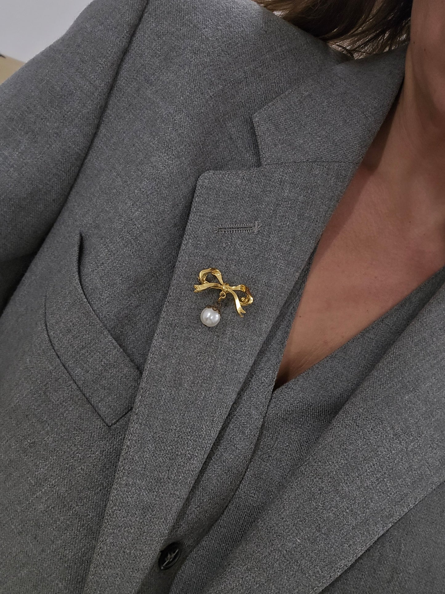 Vintažinė aukso spalvos sagė bantukas su širdele