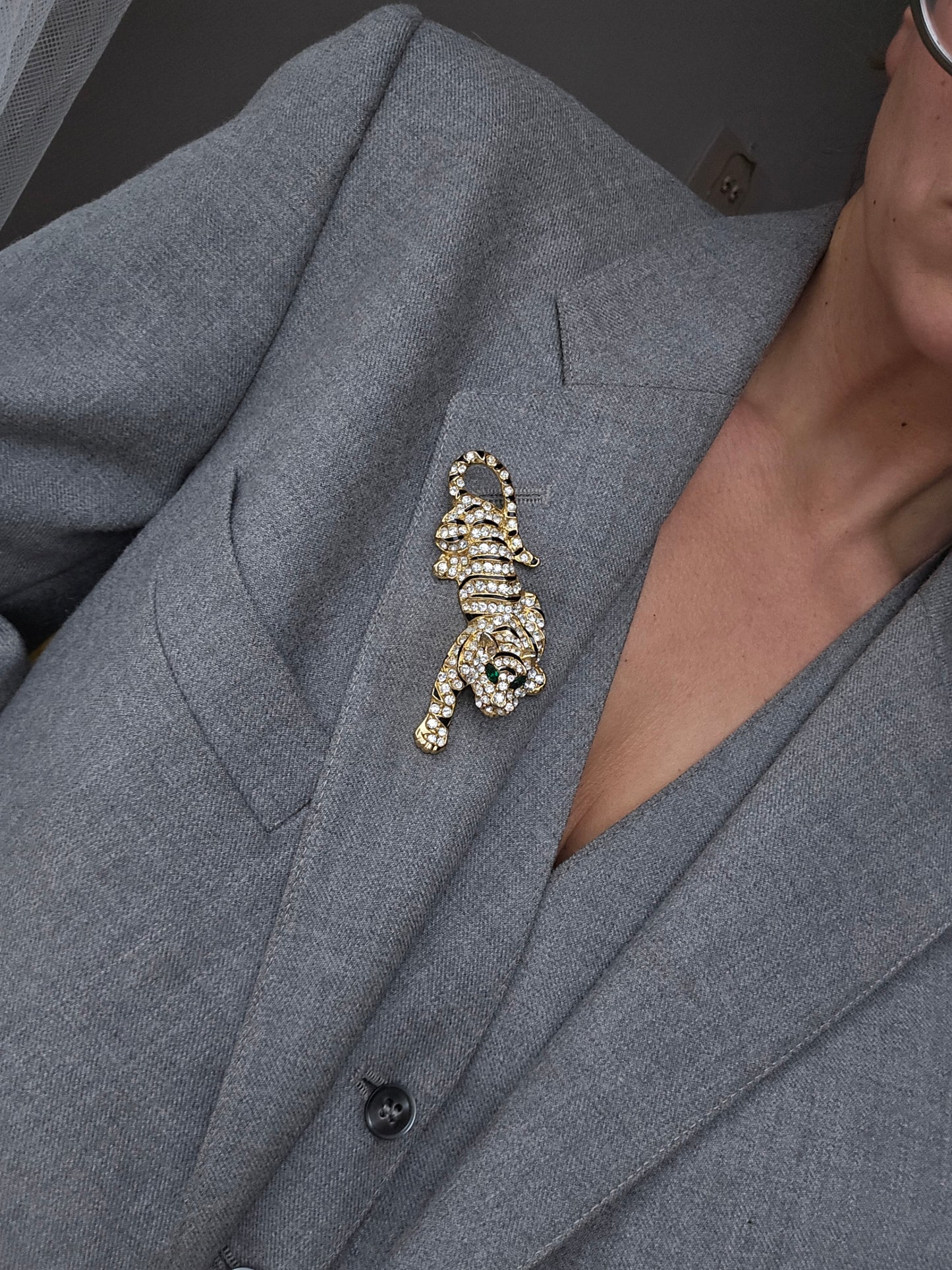 Vintažinė sagė tigras su stiklo kristalais