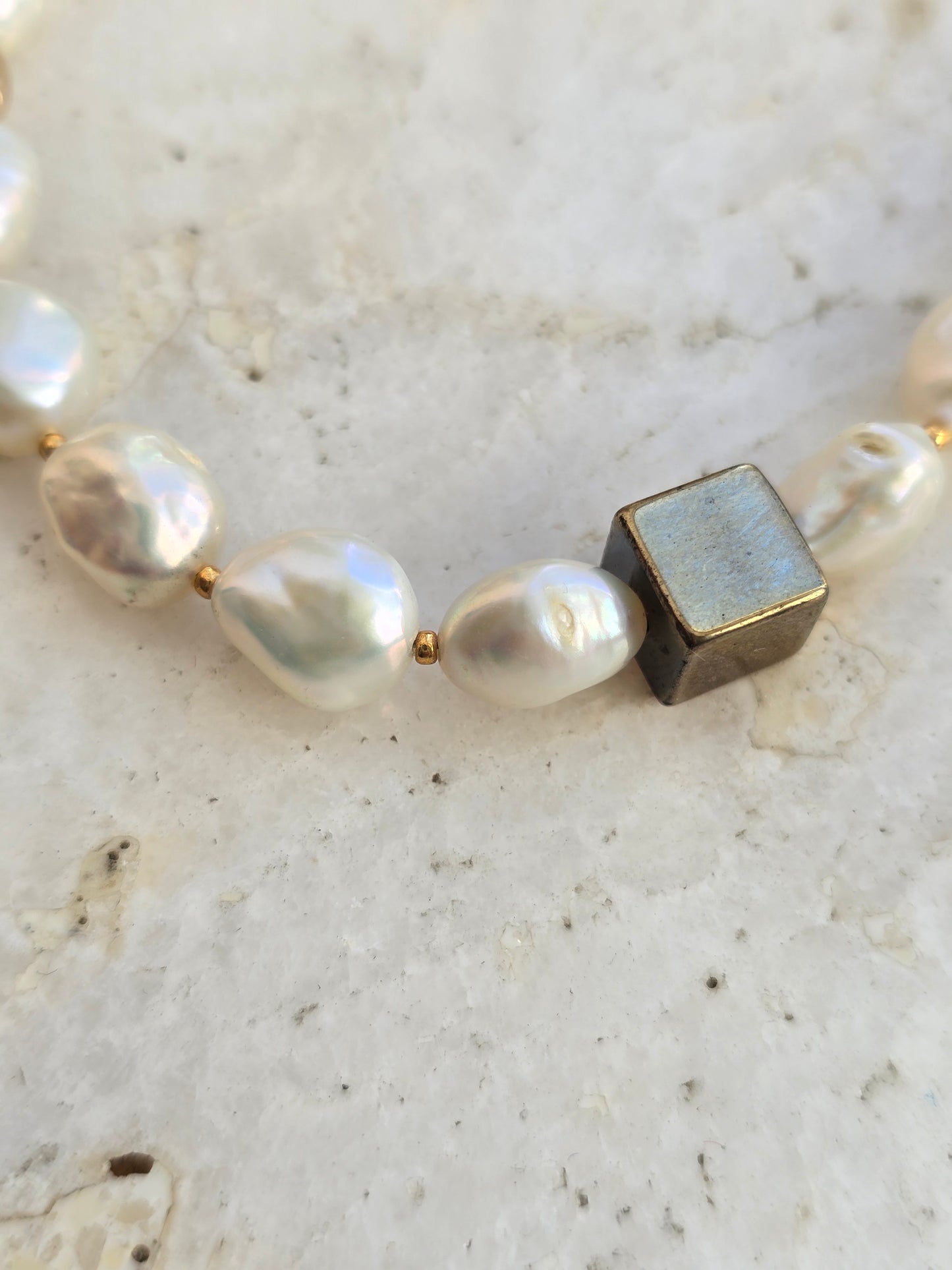 Masyvių perlų kaklo papuošalas