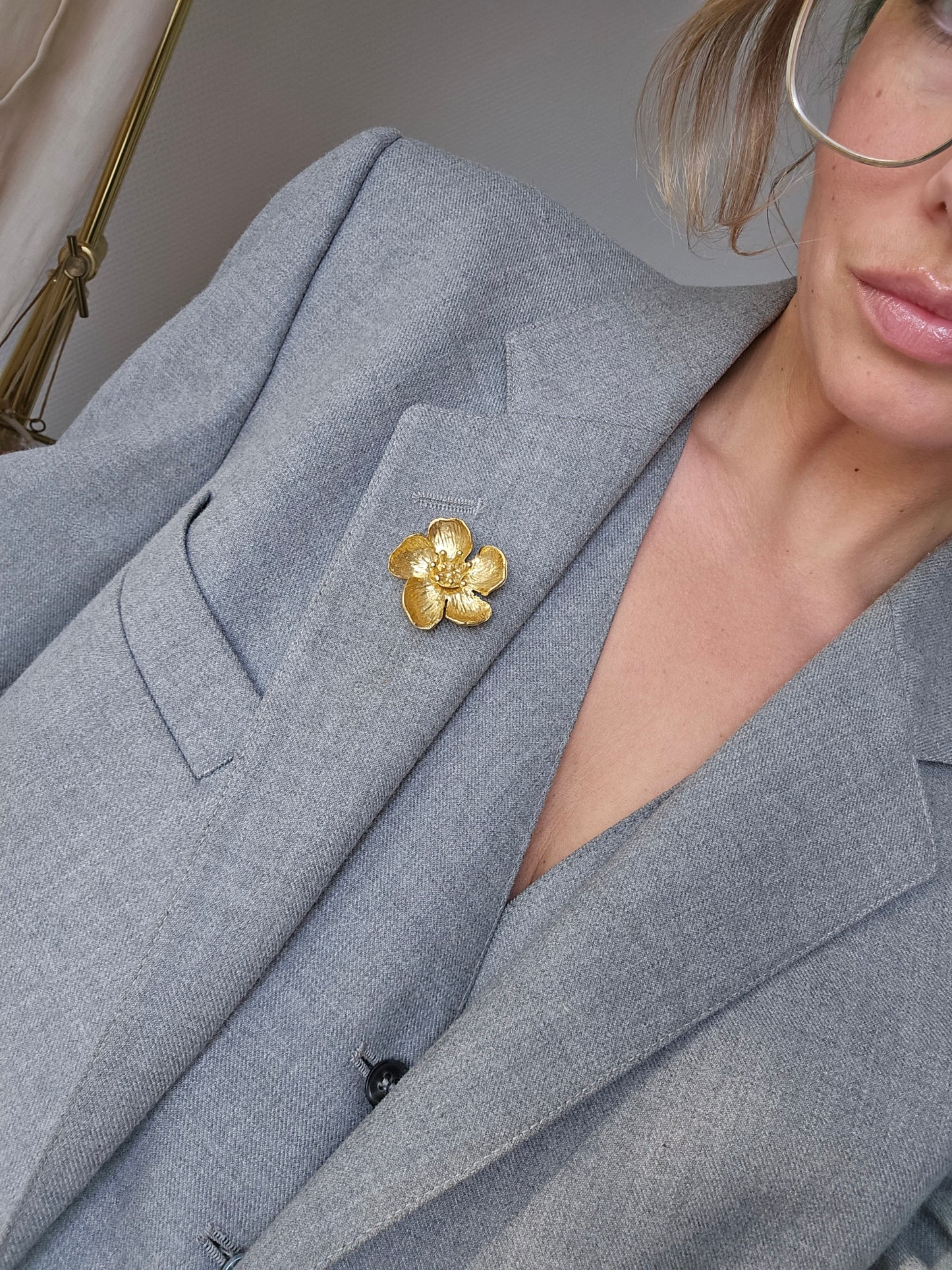 Žalvario spalvos sagė smeigtukas gėlė