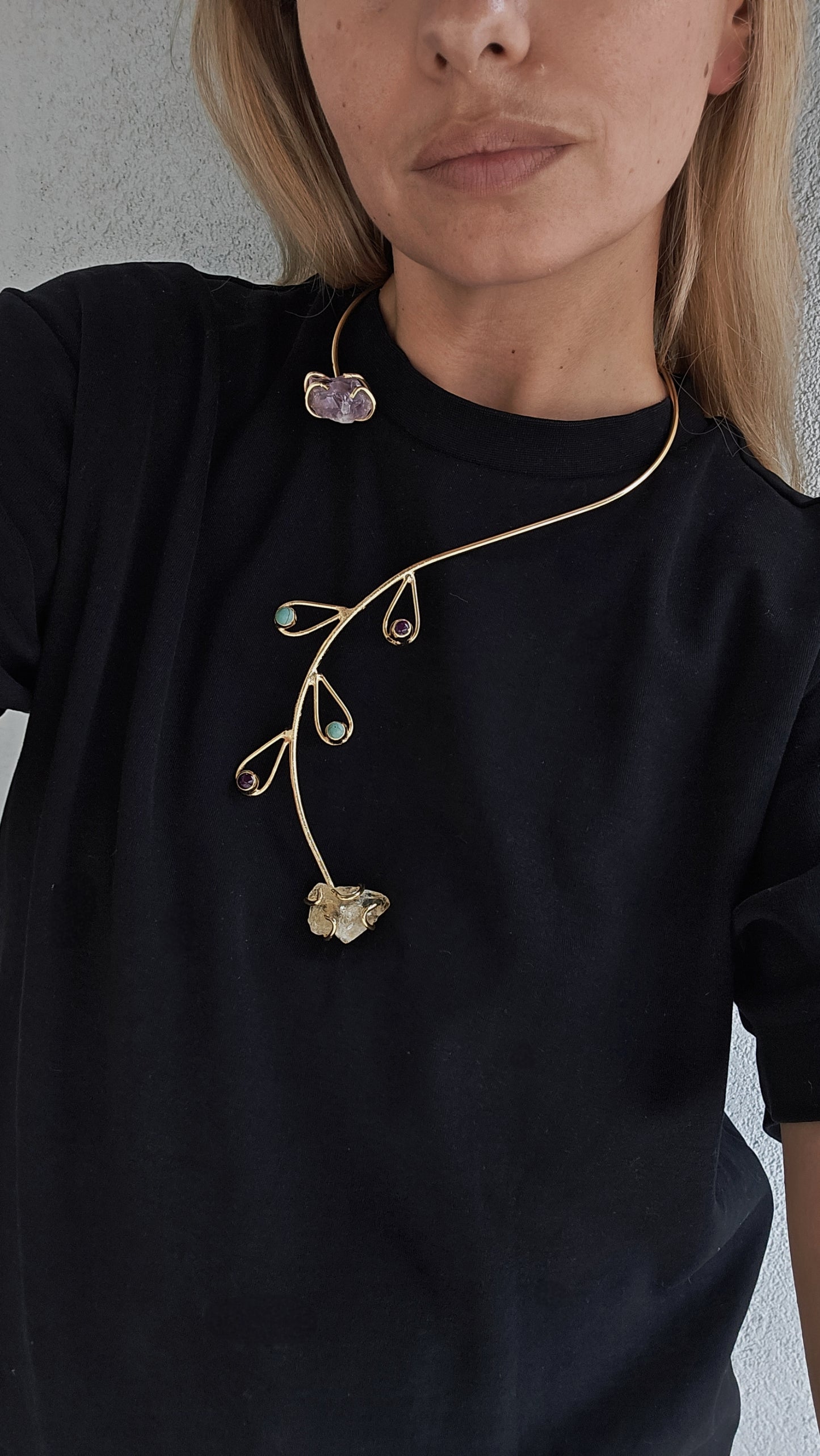 Aukso spalvos kaklo papuošalas